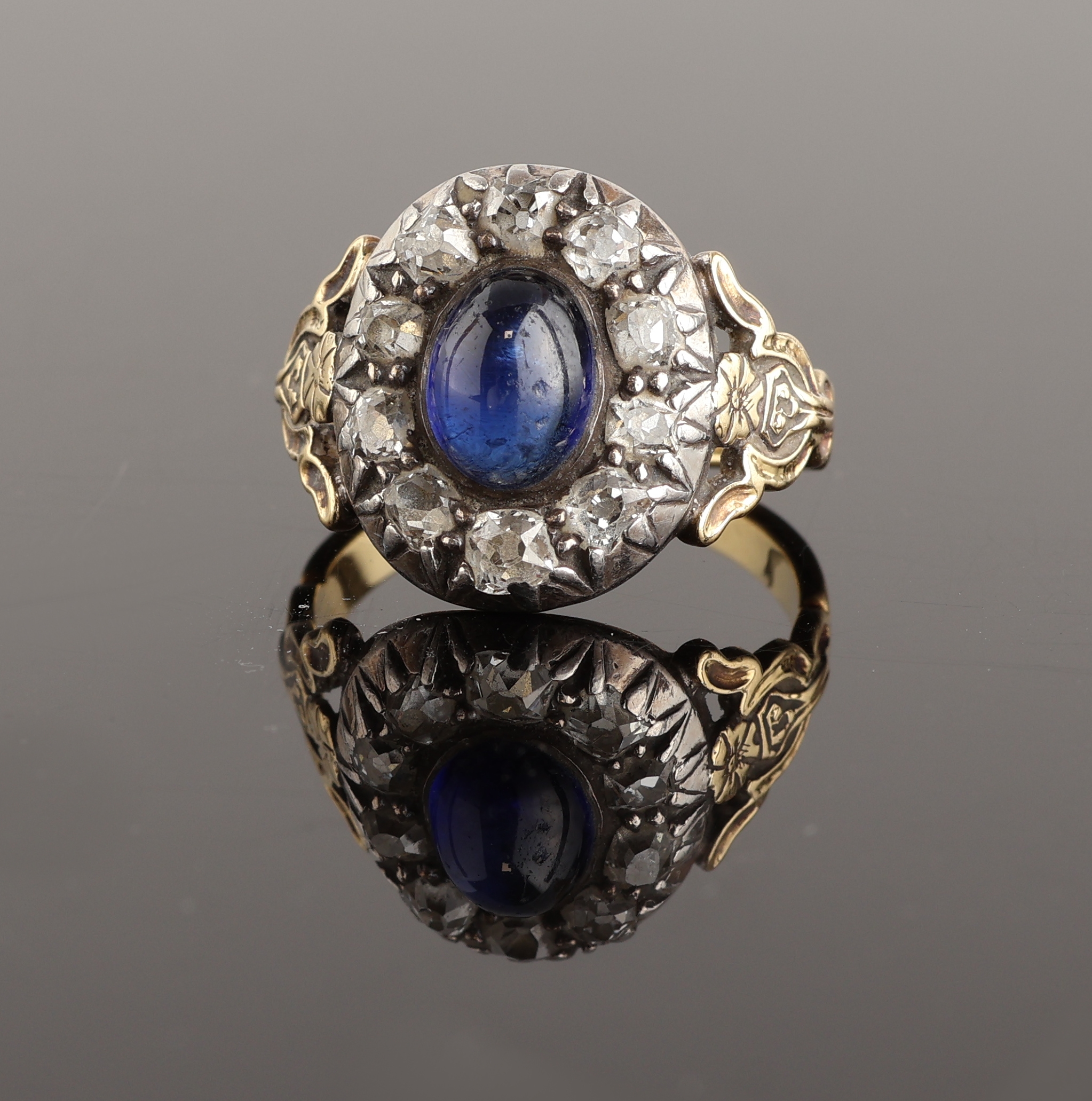 Detail a: 14 kt Gold Saphir-Diamant-Ring, um 1880-90, GG 585/000 gepr., Ringkopf zeittyp. in Silber,mittig ovaler Saphir-Cabochon ca. 1.60 ct, umgeben von 10 ...