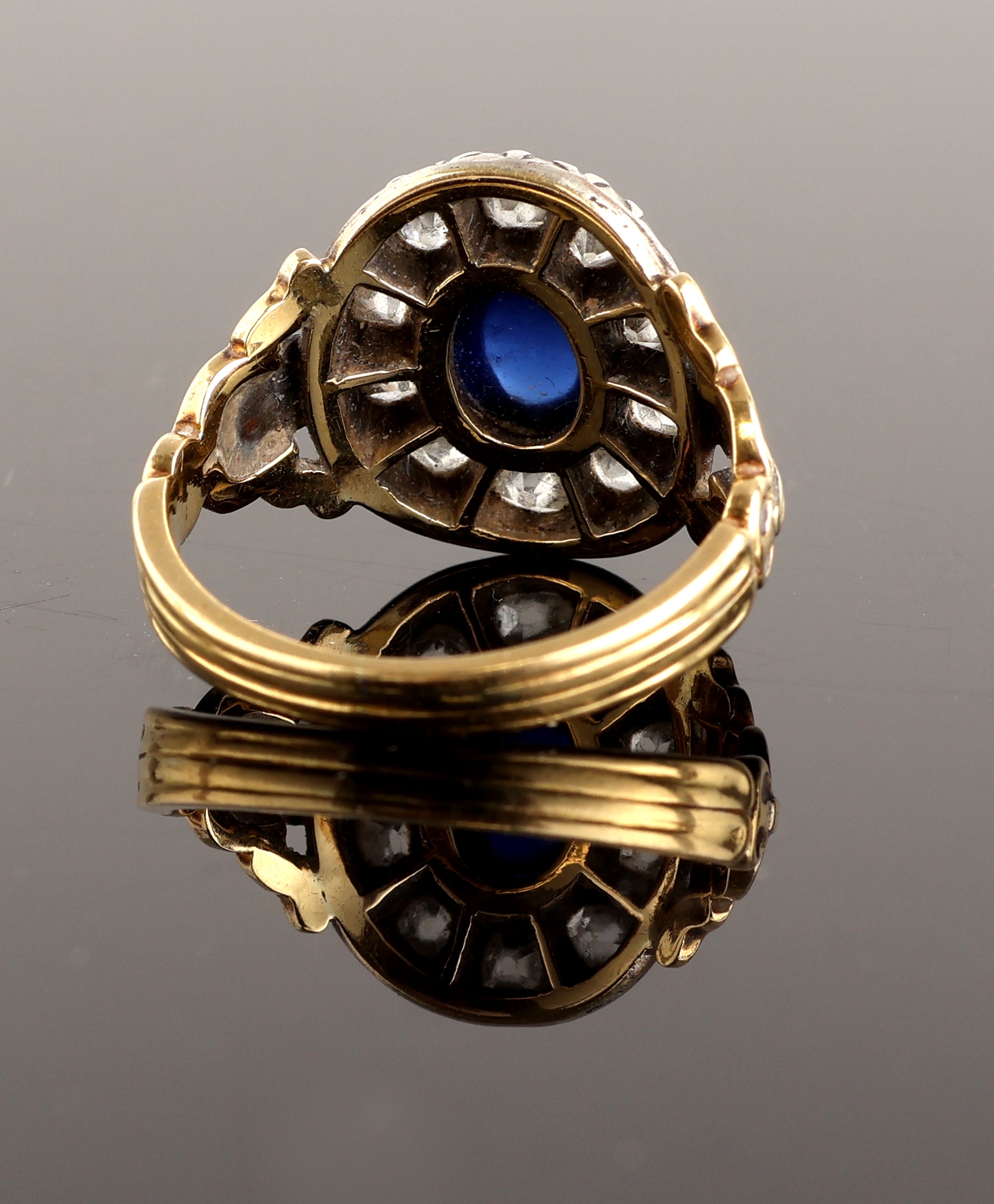Detail b: 14 kt Gold Saphir-Diamant-Ring, um 1880-90, GG 585/000 gepr., Ringkopf zeittyp. in Silber,mittig ovaler Saphir-Cabochon ca. 1.60 ct, umgeben von 10 ...
