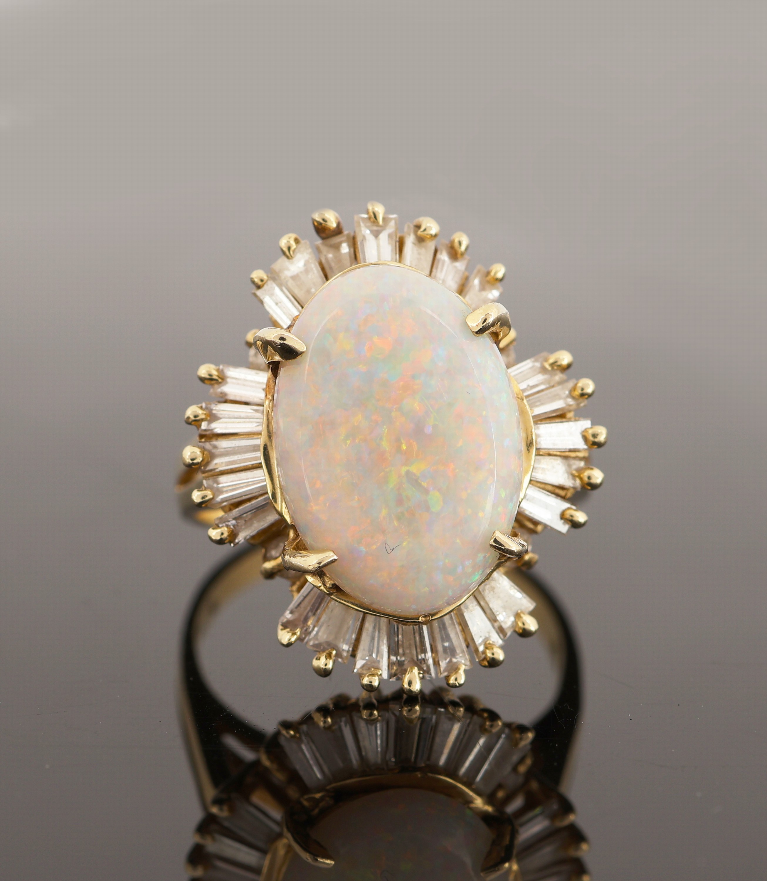 Detail c: 14 kt Gold Opal-Diamant-Ring, GG 585/000, mittig ovaler Opal-Cabochon ca. 3.80 ct, umgeben von 24 Diamant-Trapezen und 4 Brillanten zus. ca. 1.0 ct ...