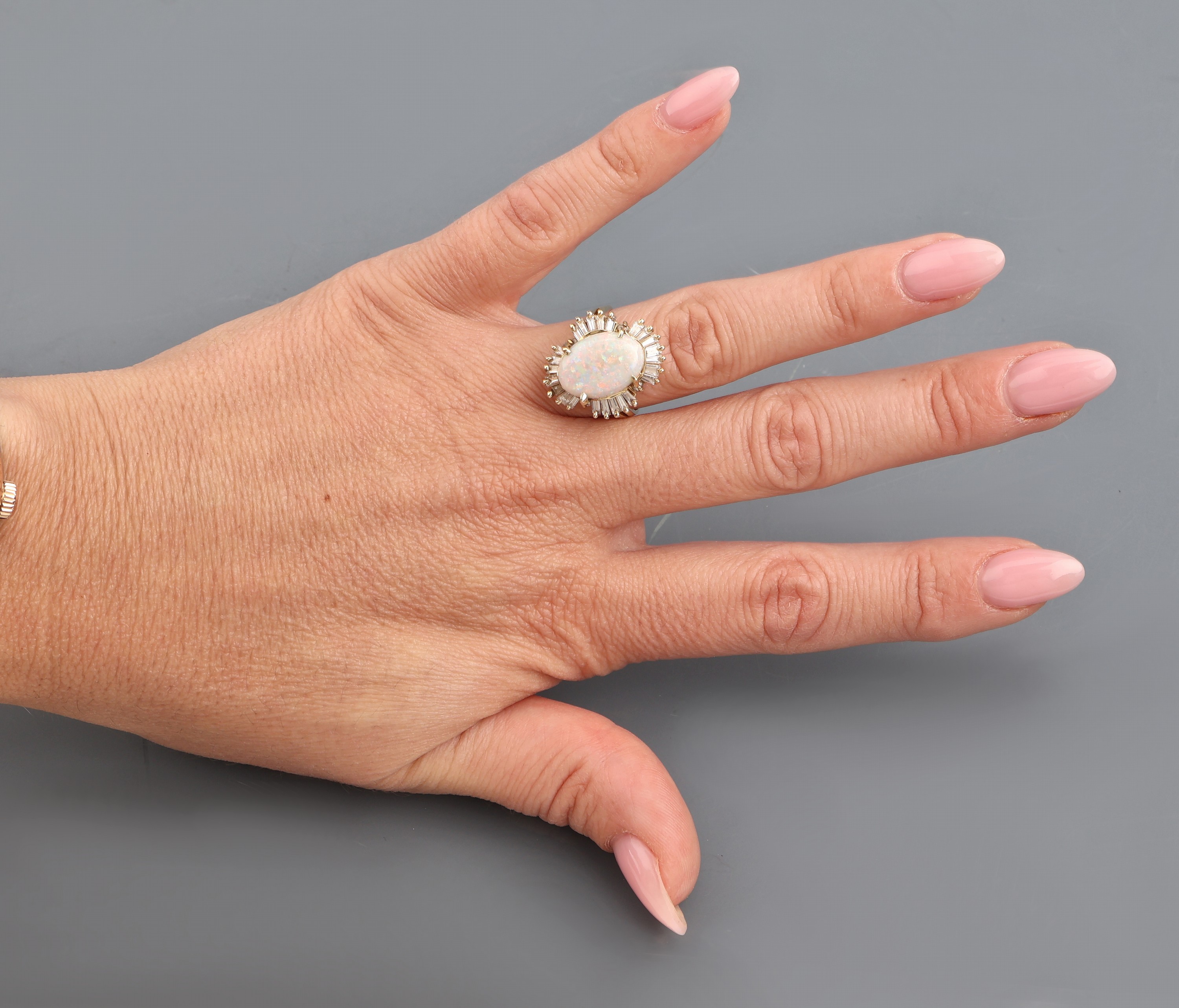 Detail d: 14 kt Gold Opal-Diamant-Ring, GG 585/000, mittig ovaler Opal-Cabochon ca. 3.80 ct, umgeben von 24 Diamant-Trapezen und 4 Brillanten zus. ca. 1.0 ct ...