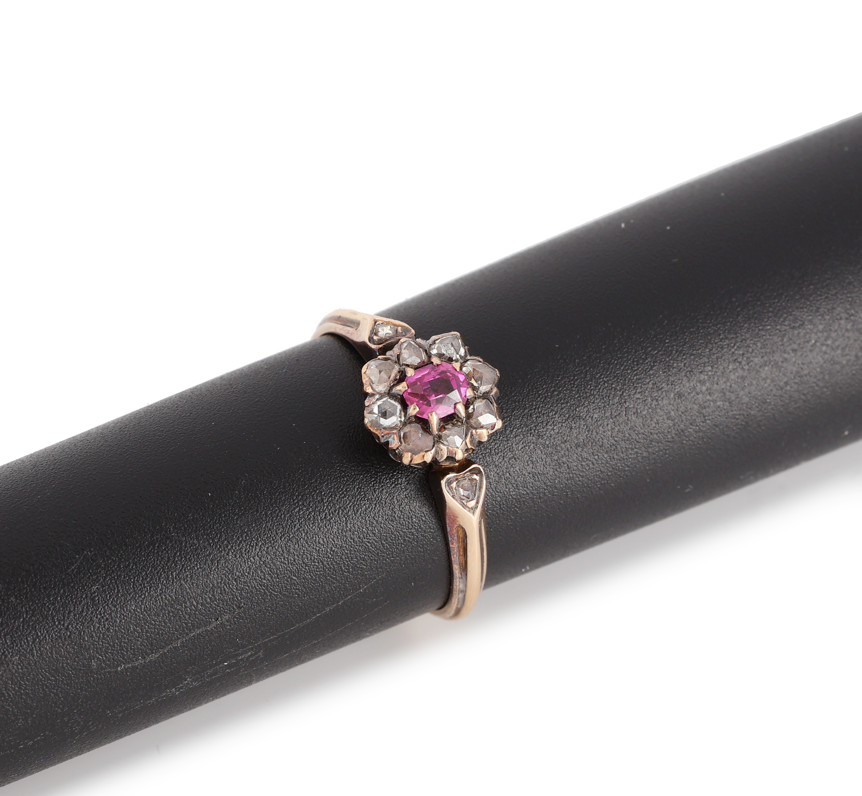 14 kt Gold Rubin-Diamant-Ring, um 1880/90, RG 585/000 gepr., mittig facett. Rubin ca. 0.20 ct, 10 Diamantrosen zus. ca. 0.20 ct, RW 61, ca. 2.7 g