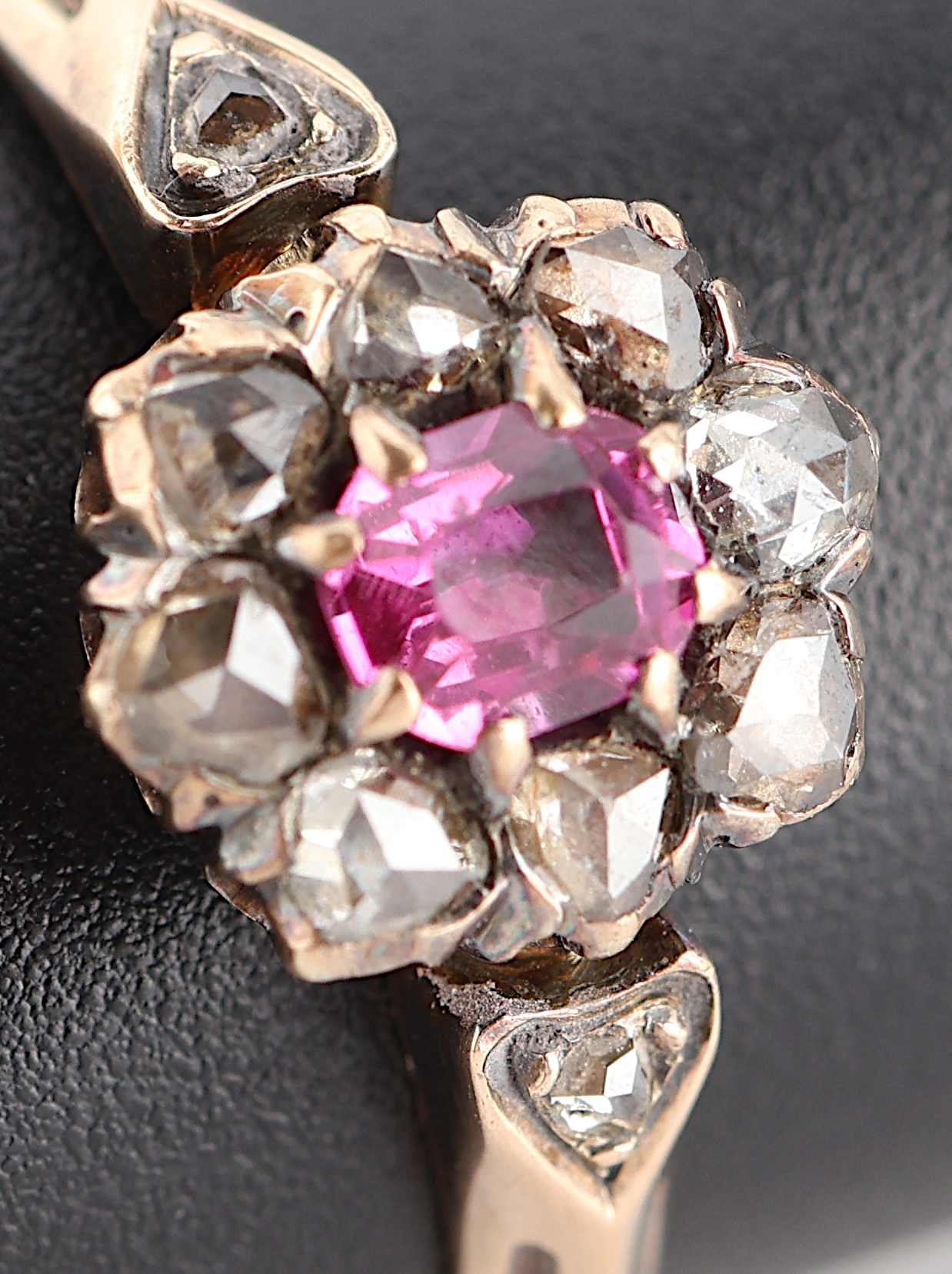 Detail a: 14 kt Gold Rubin-Diamant-Ring, um 1880/90, RG 585/000 gepr., mittig facett. Rubin ca. 0.20 ct, 10 Diamantrosen zus. ca. 0.20 ct, RW 61, ca. 2.7 g