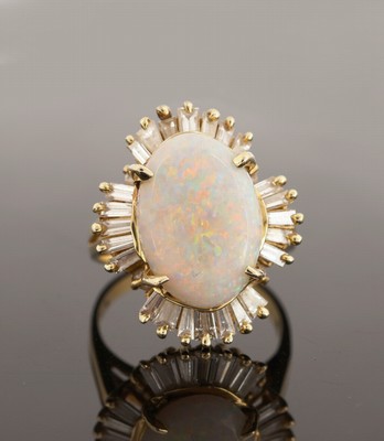 26950285c - 14 kt Gold Opal-Diamant-Ring, GG 585/000, mittig ovaler Opal-Cabochon ca. 3.80 ct, ...