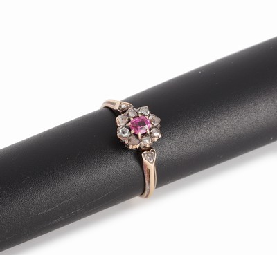 Image 14 kt Gold Rubin-Diamant-Ring, um 1880/90, RG 585/000 gepr., mittig facett. Rubin ca. ...