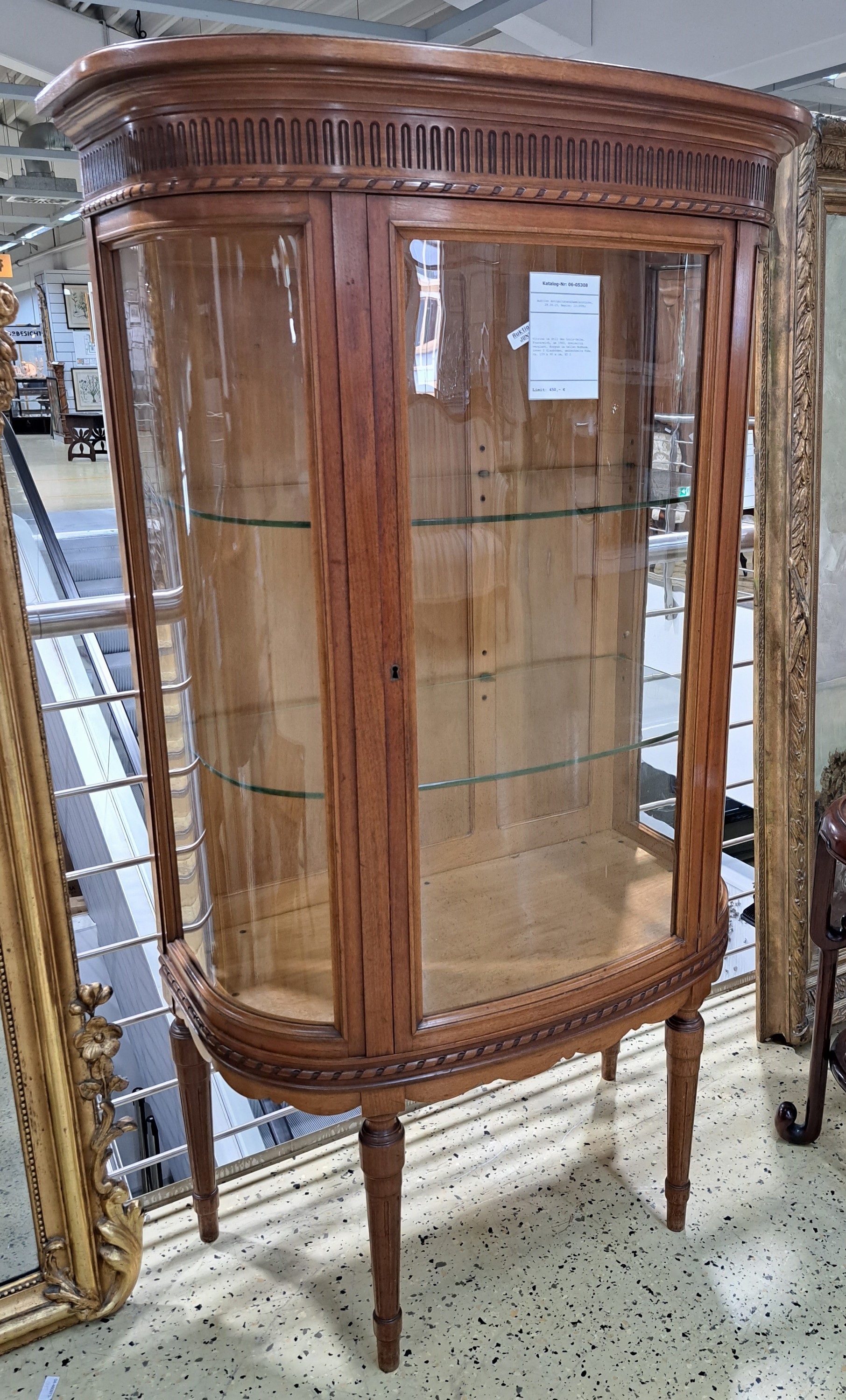 Detail a: Vitrine im Stil des Louis-Seize, Frankreich, um 1900, dreiseitig verglast, Korpus im hellen Nußbaum, innen 2 Glasböden, gedrechselte Füße, ca. ...