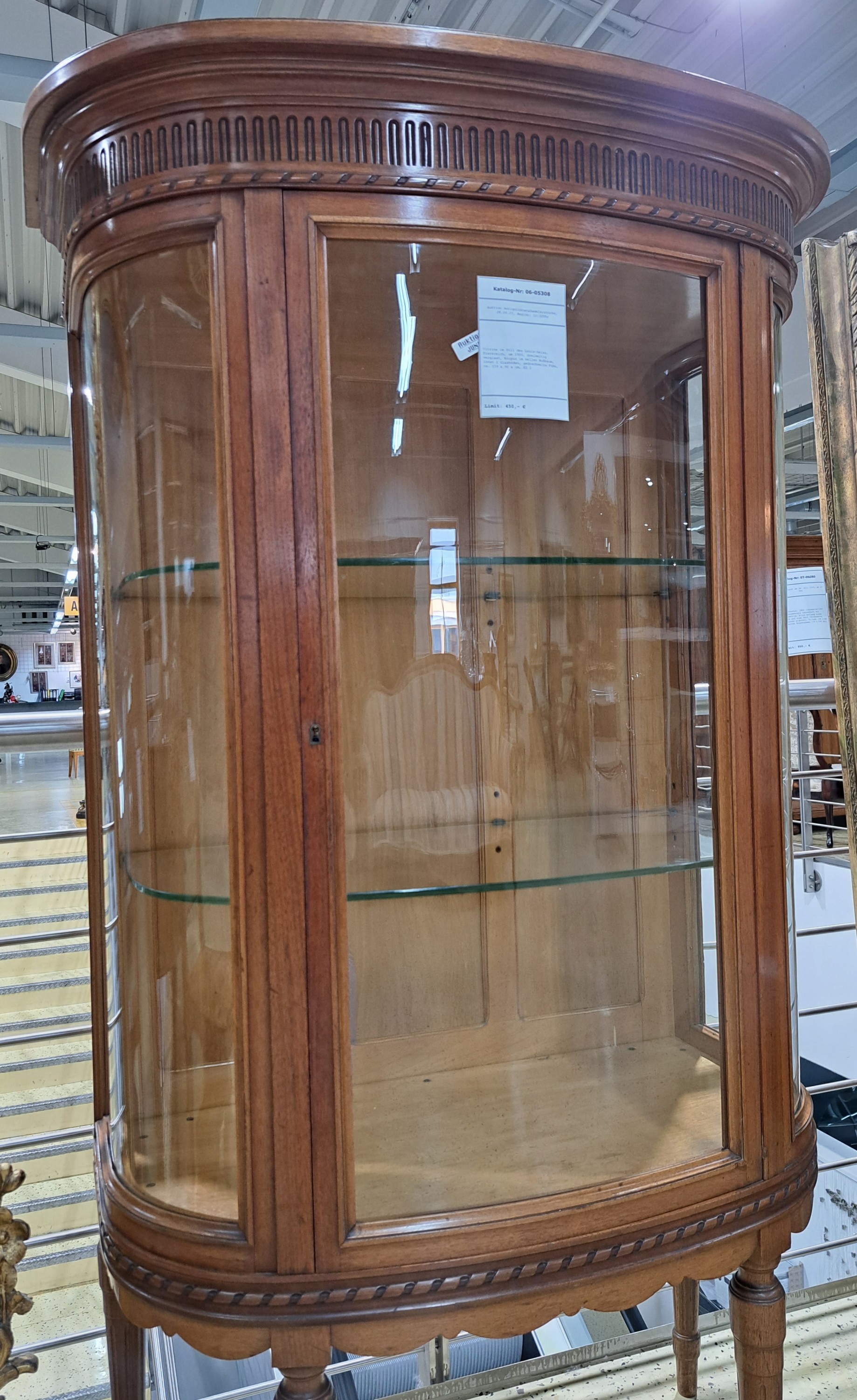 Detail c: Vitrine im Stil des Louis-Seize, Frankreich, um 1900, dreiseitig verglast, Korpus im hellen Nußbaum, innen 2 Glasböden, gedrechselte Füße, ca. ...