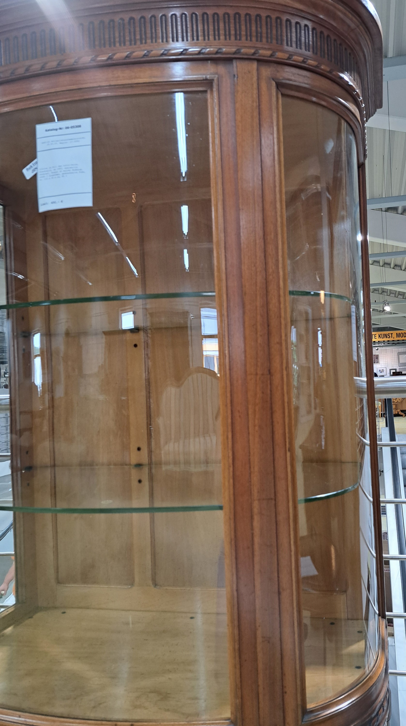 Detail d: Vitrine im Stil des Louis-Seize, Frankreich, um 1900, dreiseitig verglast, Korpus im hellen Nußbaum, innen 2 Glasböden, gedrechselte Füße, ca. ...