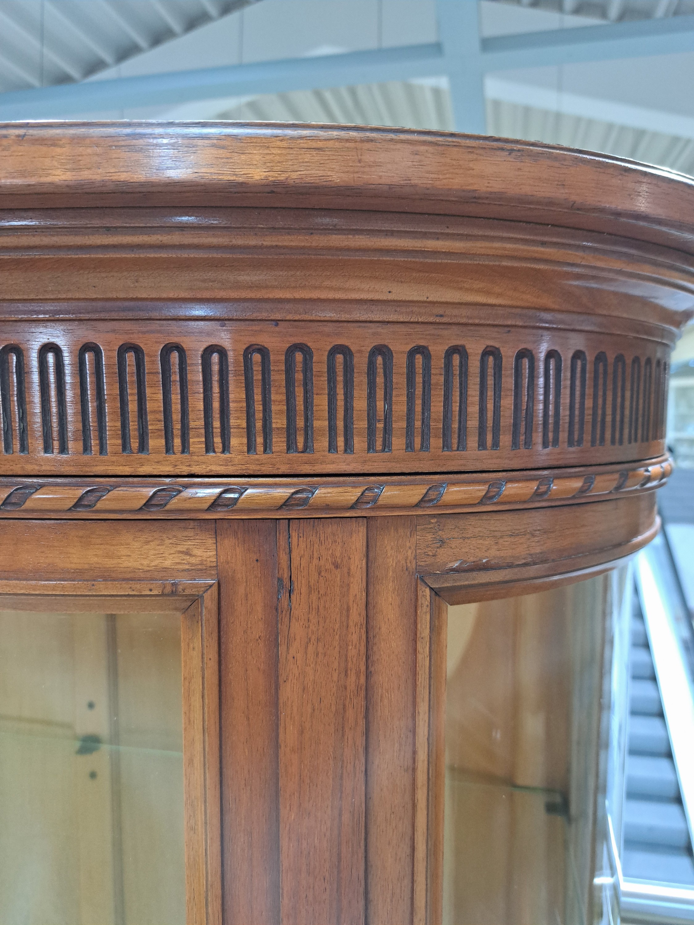 Detail e: Vitrine im Stil des Louis-Seize, Frankreich, um 1900, dreiseitig verglast, Korpus im hellen Nußbaum, innen 2 Glasböden, gedrechselte Füße, ca. ...