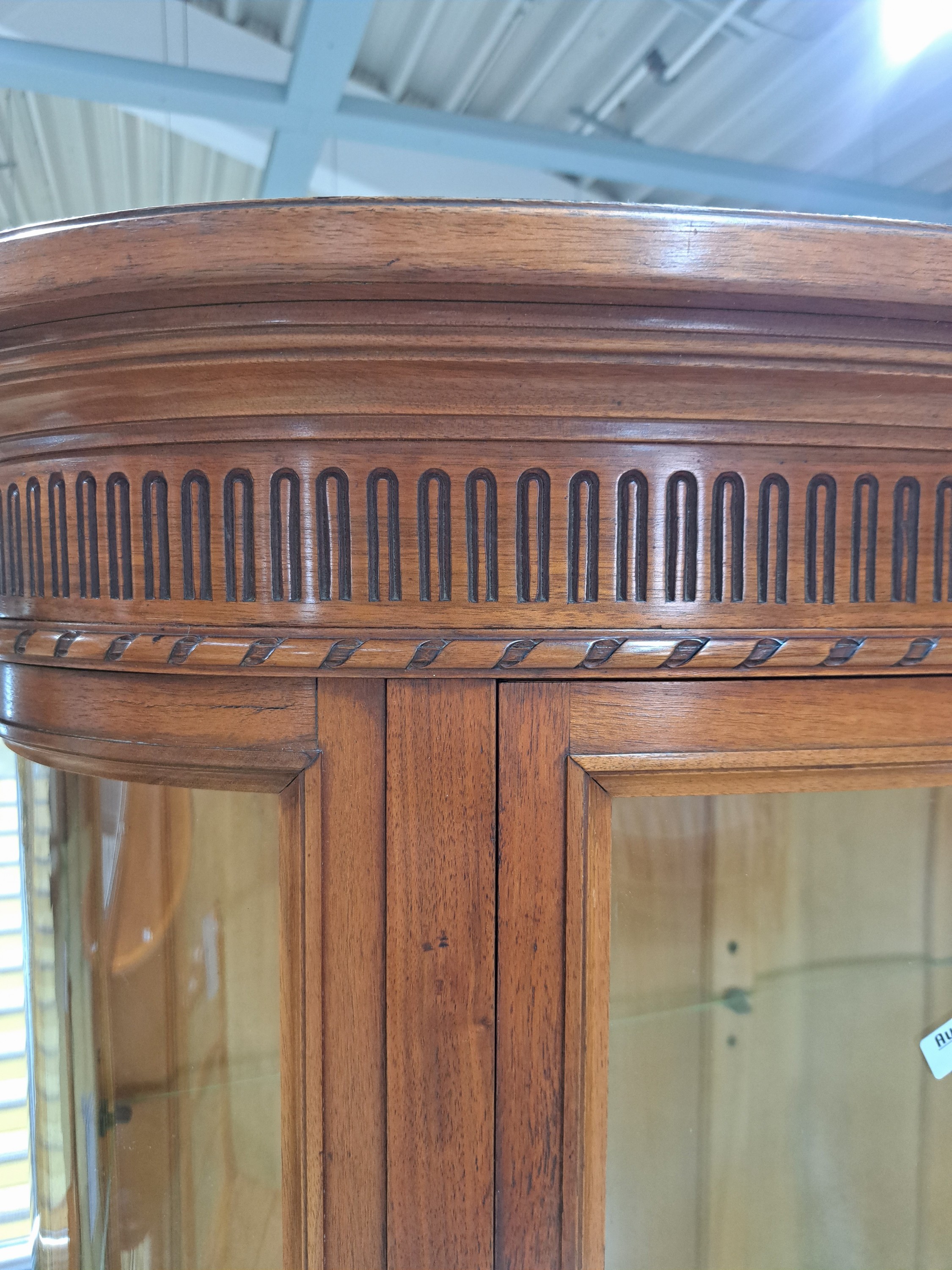 Detail f: Vitrine im Stil des Louis-Seize, Frankreich, um 1900, dreiseitig verglast, Korpus im hellen Nußbaum, innen 2 Glasböden, gedrechselte Füße, ca. ...