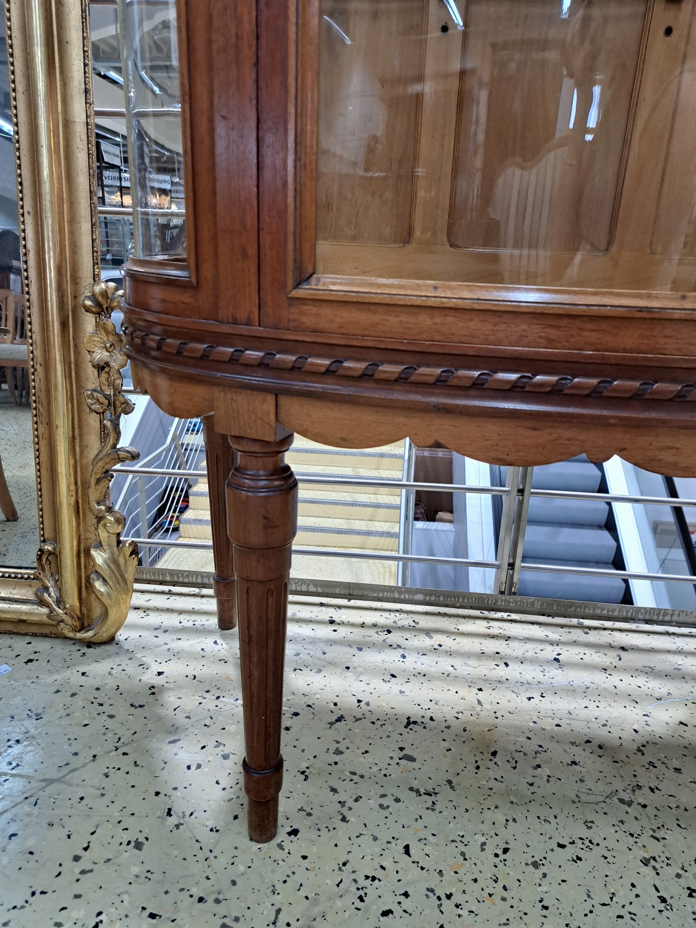 Detail h: Vitrine im Stil des Louis-Seize, Frankreich, um 1900, dreiseitig verglast, Korpus im hellen Nußbaum, innen 2 Glasböden, gedrechselte Füße, ca. ...