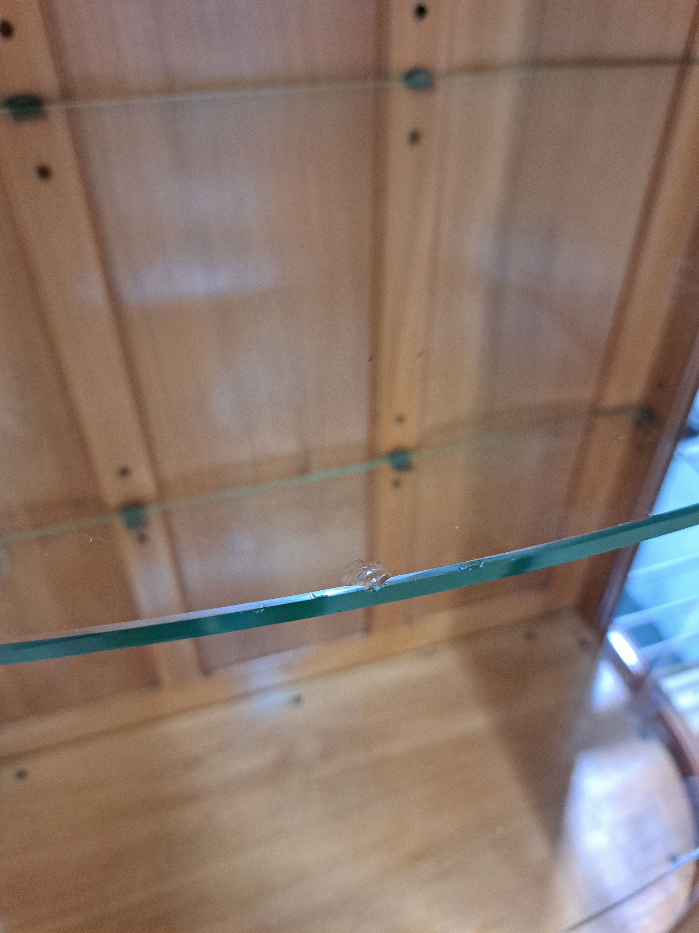 Detail j: Vitrine im Stil des Louis-Seize, Frankreich, um 1900, dreiseitig verglast, Korpus im hellen Nußbaum, innen 2 Glasböden, gedrechselte Füße, ca. ...