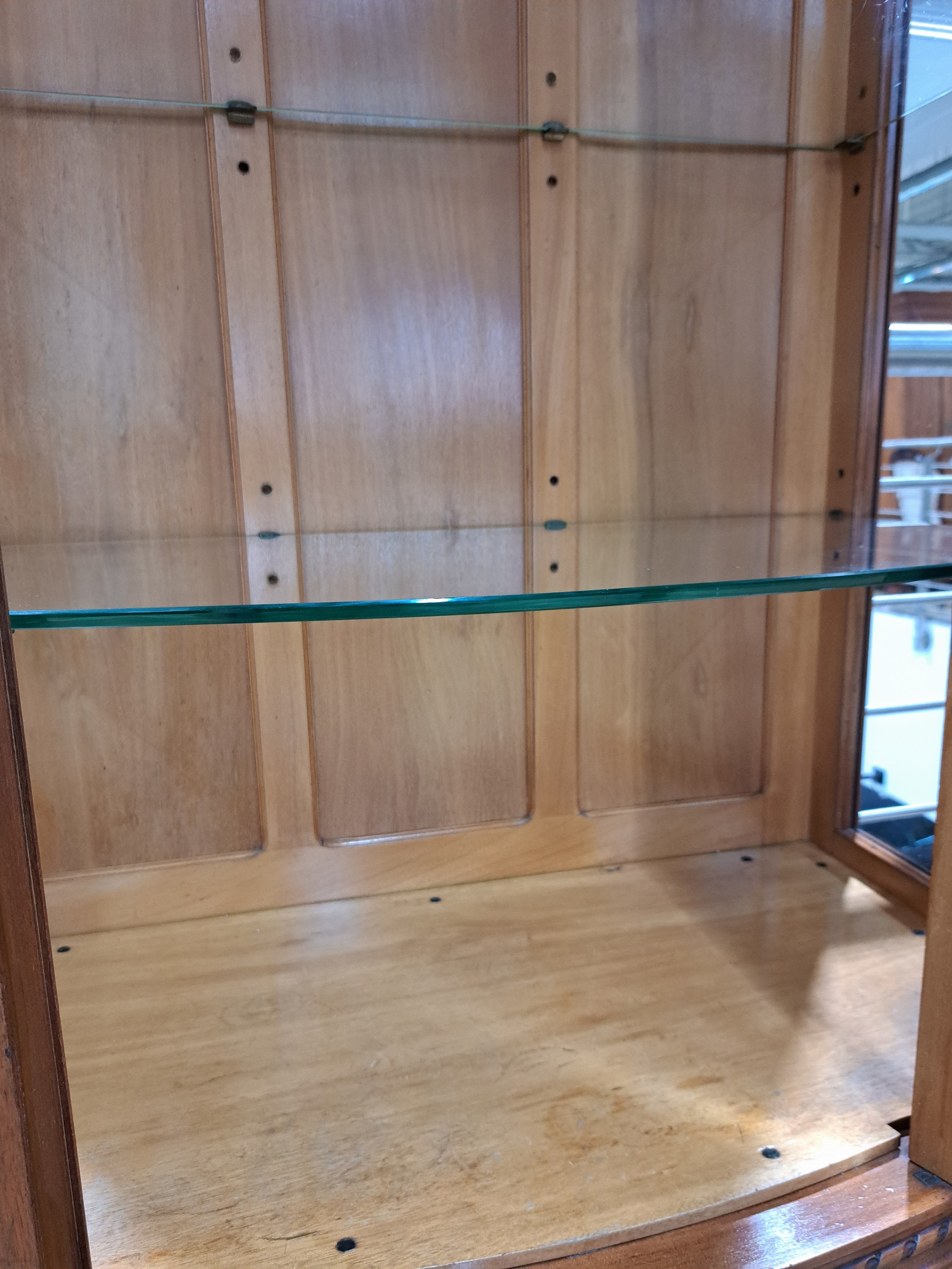 Detail k: Vitrine im Stil des Louis-Seize, Frankreich, um 1900, dreiseitig verglast, Korpus im hellen Nußbaum, innen 2 Glasböden, gedrechselte Füße, ca. ...