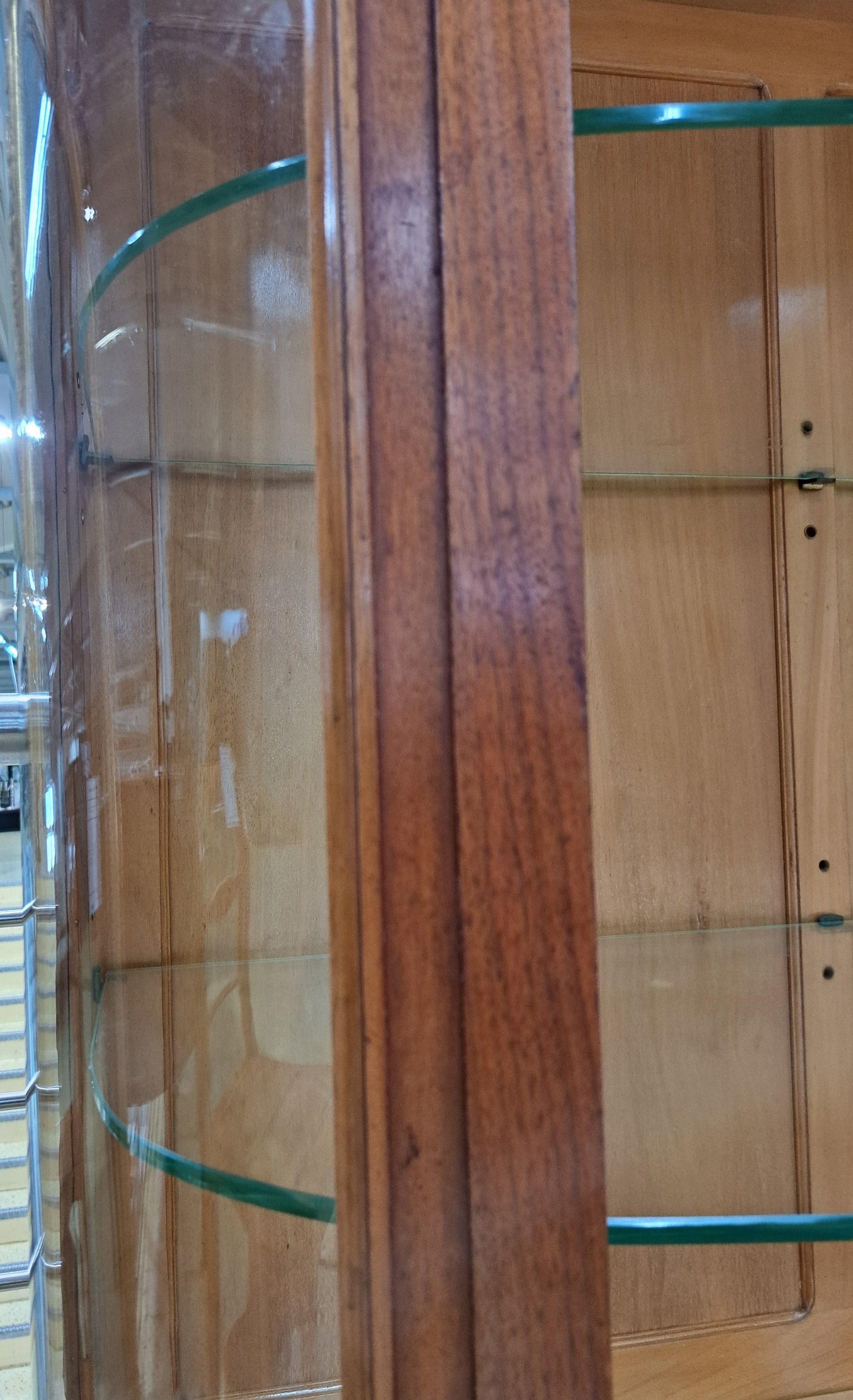 Detail m: Vitrine im Stil des Louis-Seize, Frankreich, um 1900, dreiseitig verglast, Korpus im hellen Nußbaum, innen 2 Glasböden, gedrechselte Füße, ca. ...