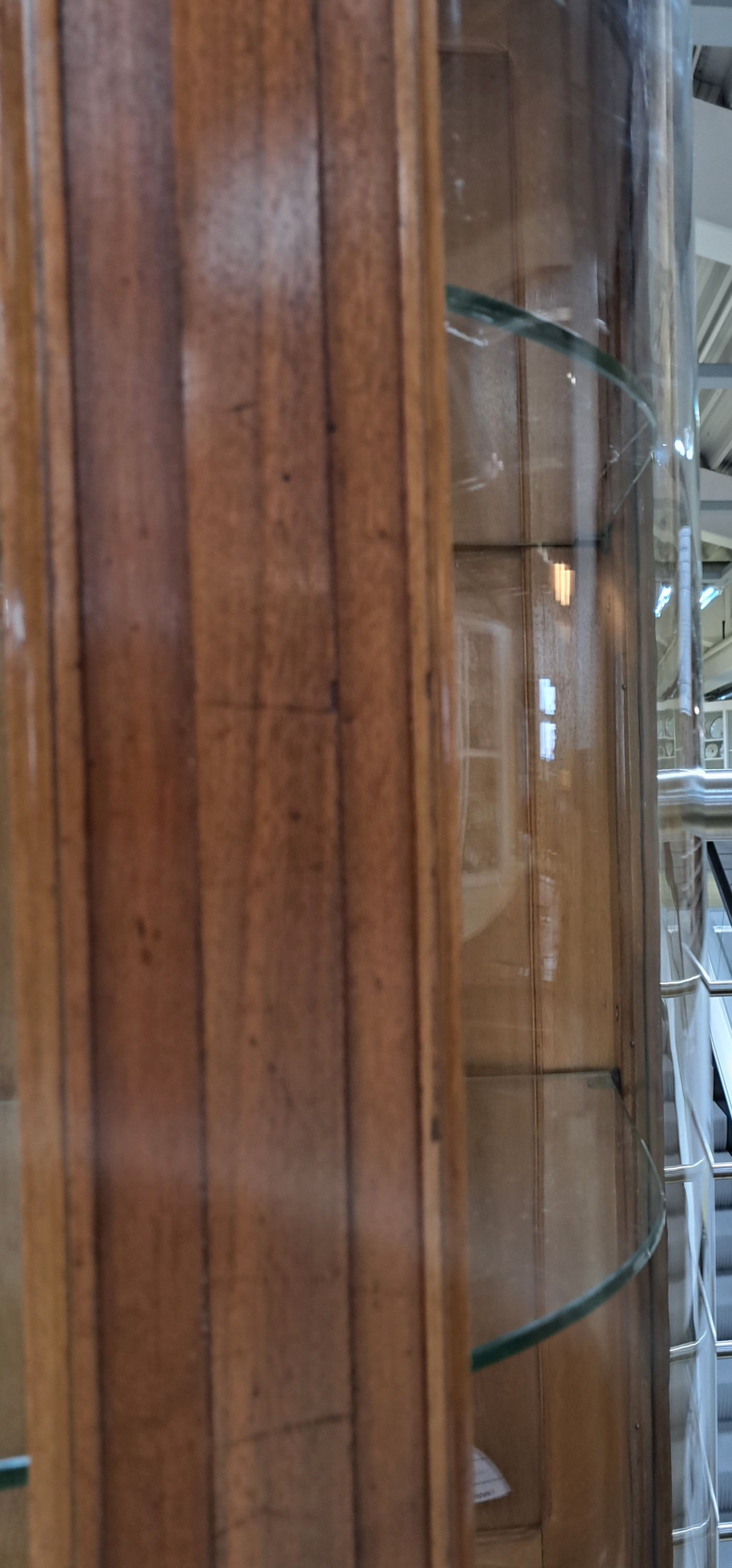 Detail n: Vitrine im Stil des Louis-Seize, Frankreich, um 1900, dreiseitig verglast, Korpus im hellen Nußbaum, innen 2 Glasböden, gedrechselte Füße, ca. ...