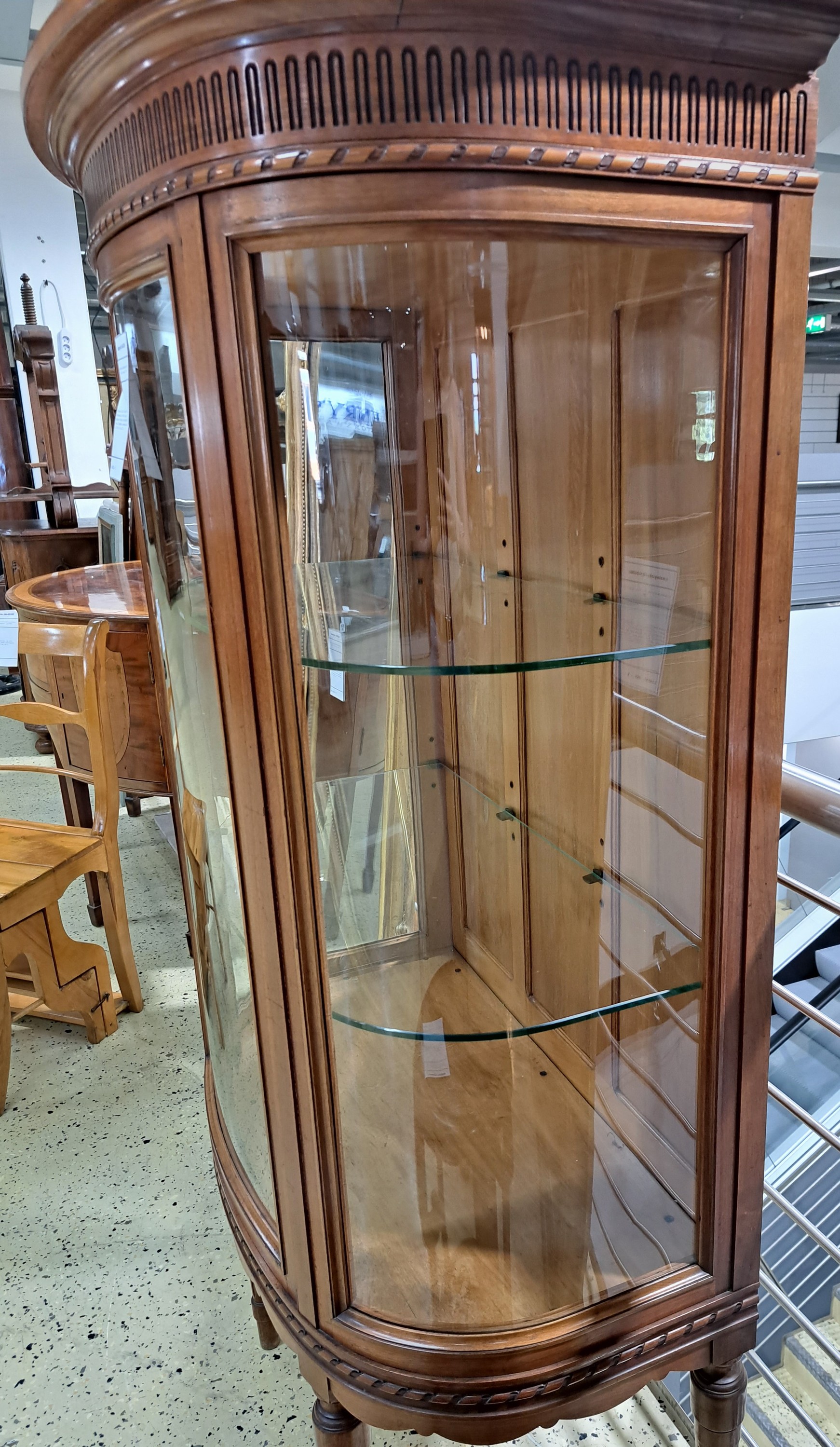 Detail p: Vitrine im Stil des Louis-Seize, Frankreich, um 1900, dreiseitig verglast, Korpus im hellen Nußbaum, innen 2 Glasböden, gedrechselte Füße, ca. ...