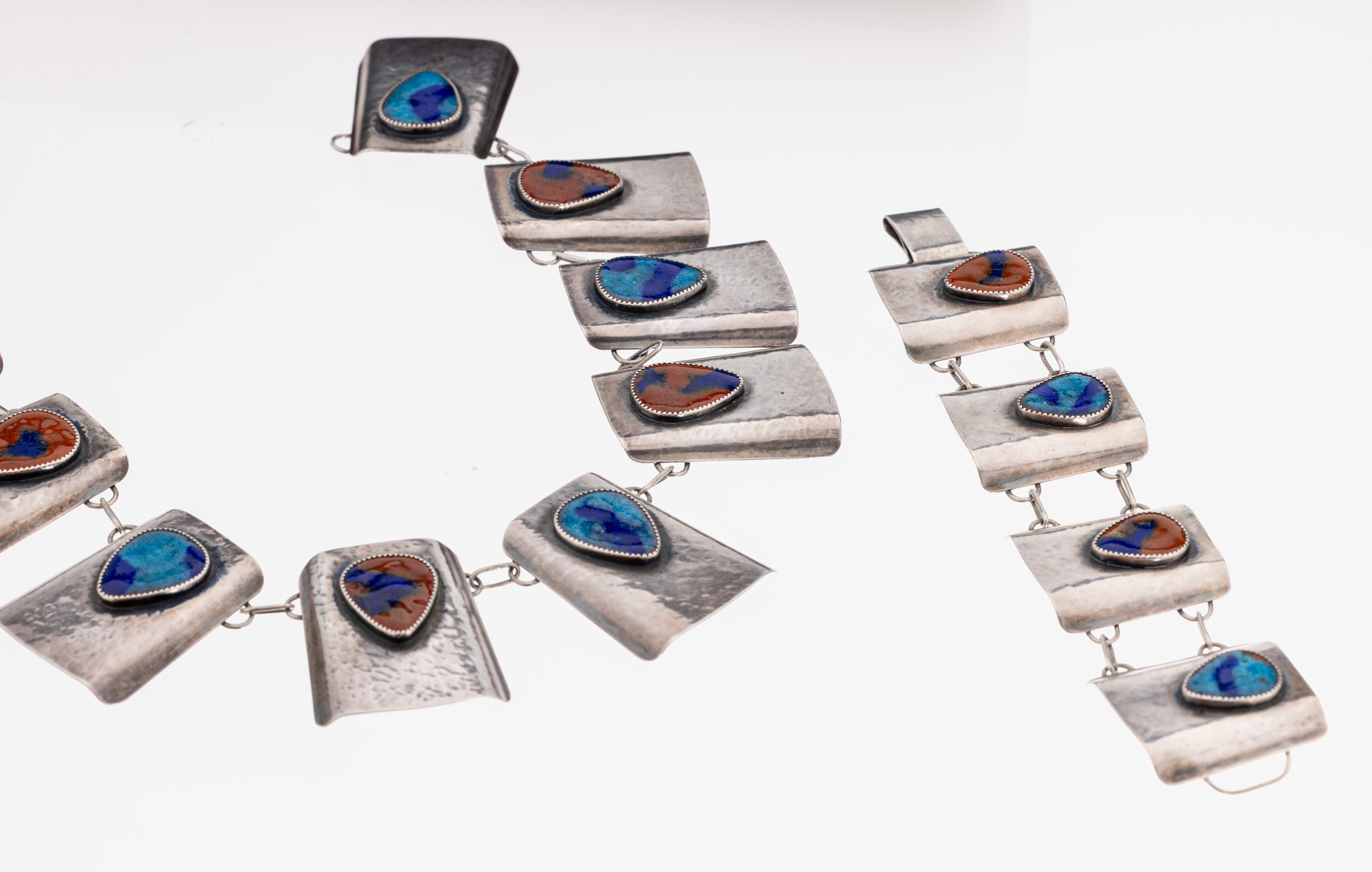 Ausgefallenes Schmuckset, Silber gepr., Glieder mit Hammerschlagdekor, aufgelegte schildförmige Elemente mit Kaltlack in Braun und Blau, Armband, ...