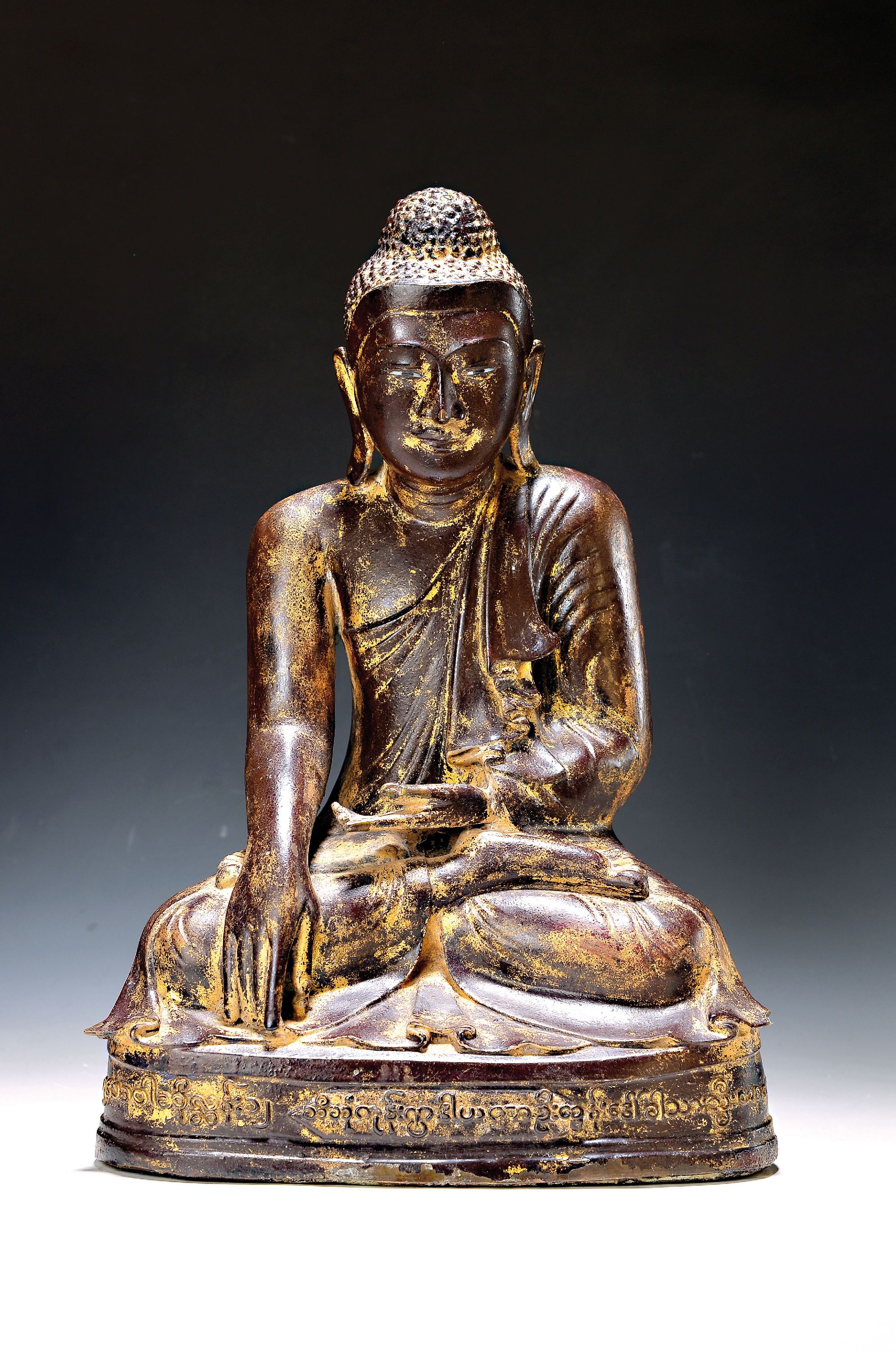 Buddha, Burma, 2. Hälfte 19. Jh., Bronze, Inschrift am unteren Rand: Schenkung des Sisonkone Dorfes, Familien Tan und Pawkar im Monat Waso ...