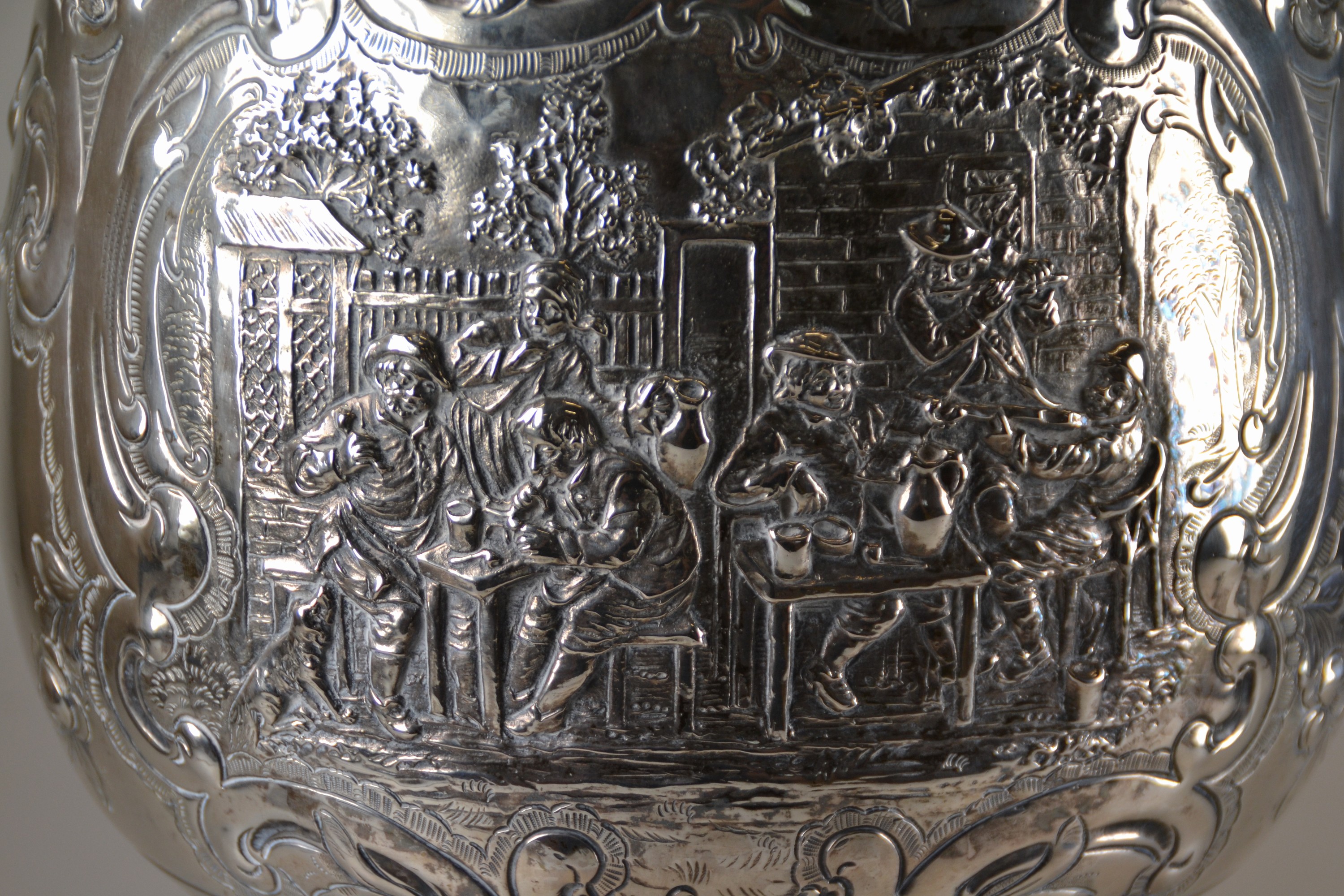 Detail a: Große Bowle, Silber, Adolf Mayer Senior, Frankfurt/Main, 20er Jahre, Barockstil, mit Blumendekor und Wirtshausszenen, ca. 2385 g, innen vergoldet, ...