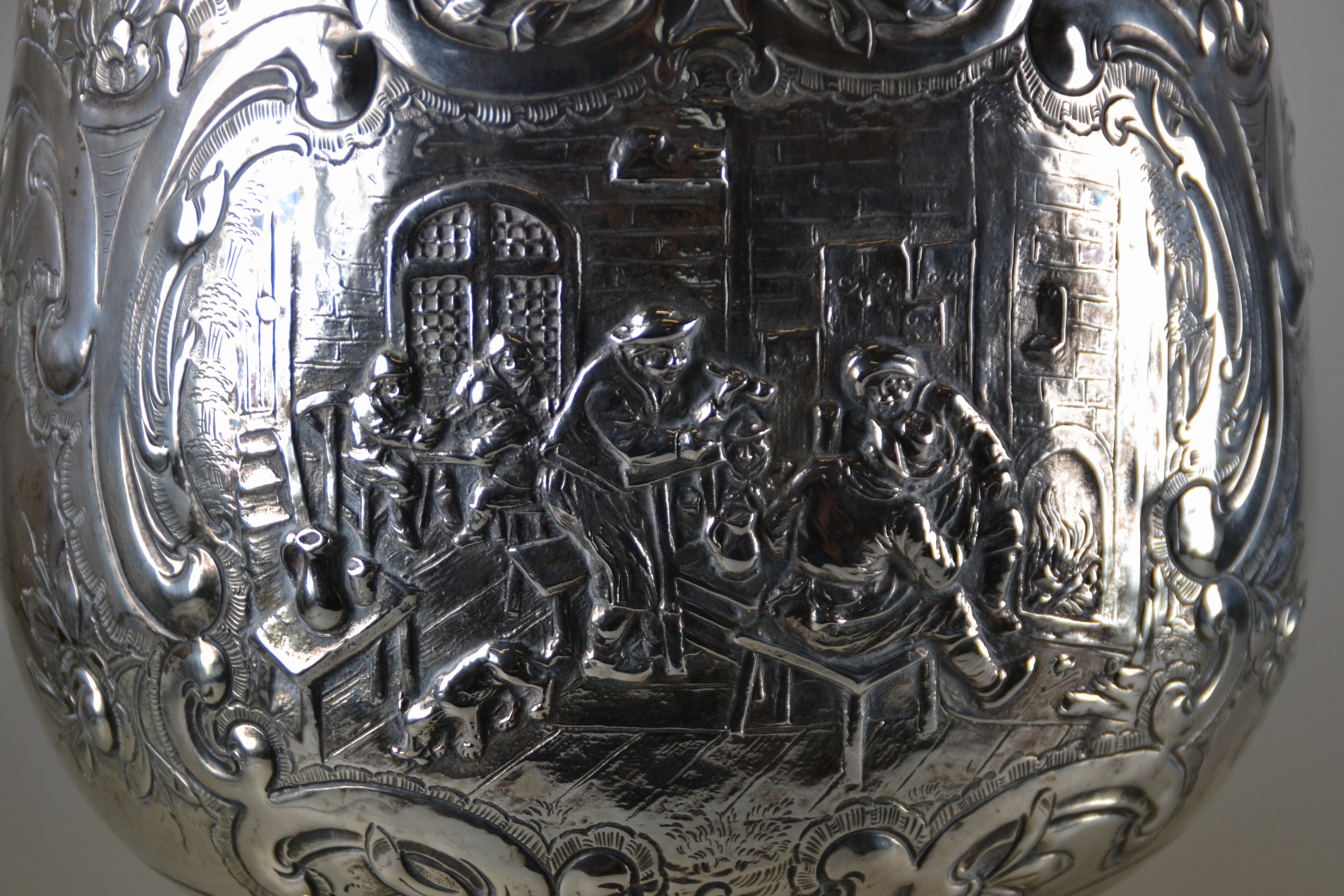 Detail b: Große Bowle, Silber, Adolf Mayer Senior, Frankfurt/Main, 20er Jahre, Barockstil, mit Blumendekor und Wirtshausszenen, ca. 2385 g, innen vergoldet, ...