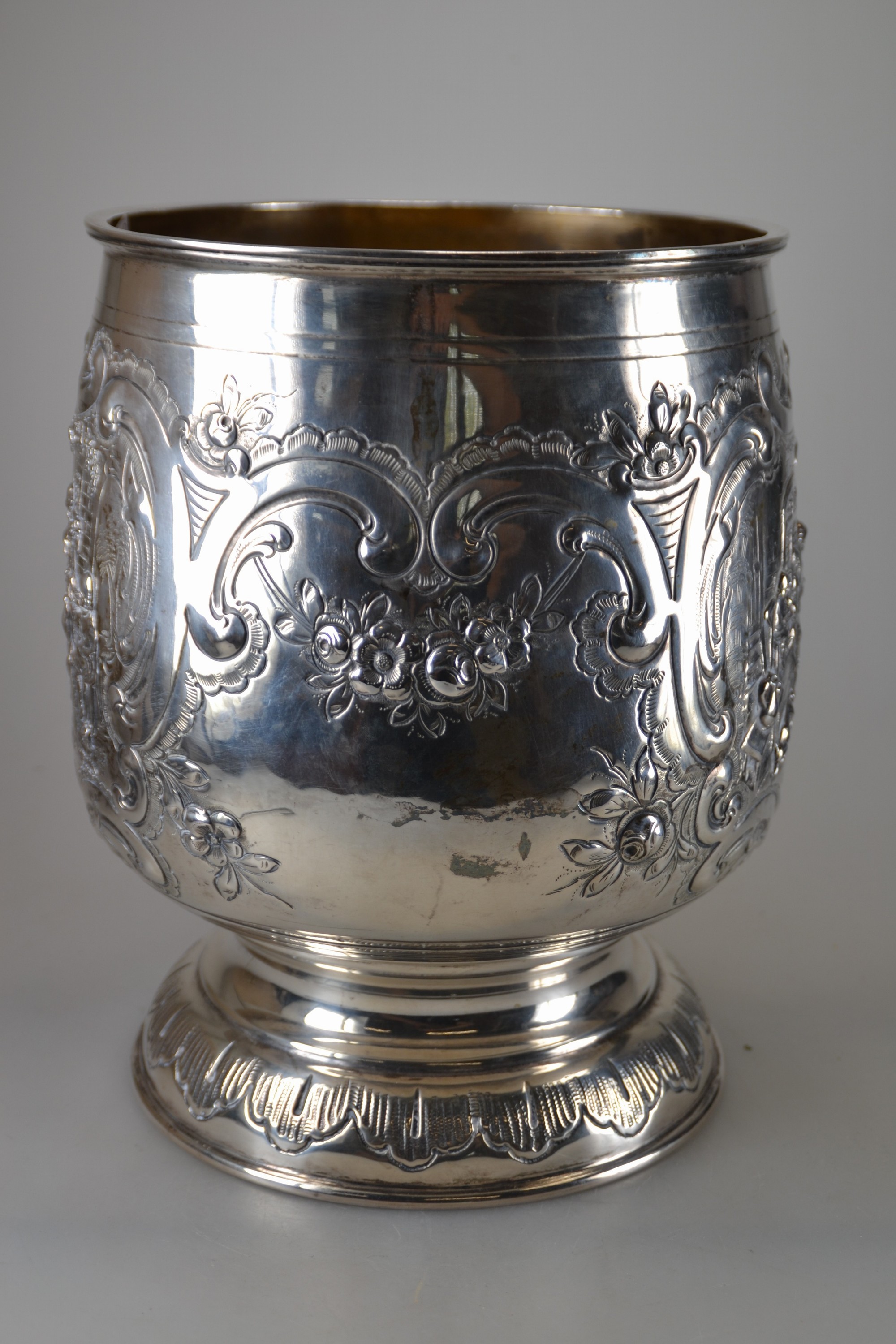 Detail c: Große Bowle, Silber, Adolf Mayer Senior, Frankfurt/Main, 20er Jahre, Barockstil, mit Blumendekor und Wirtshausszenen, ca. 2385 g, innen vergoldet, ...