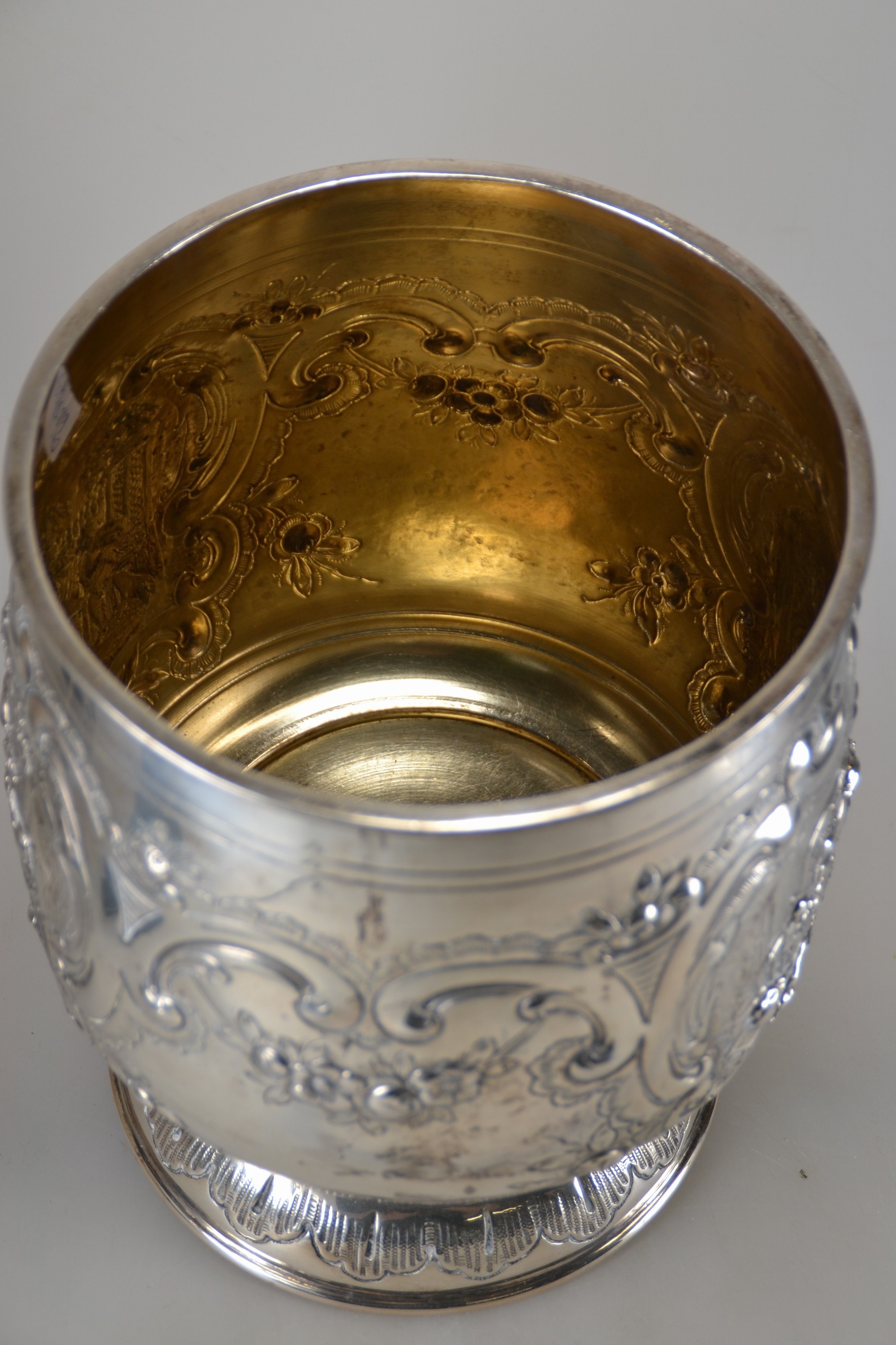 Detail d: Große Bowle, Silber, Adolf Mayer Senior, Frankfurt/Main, 20er Jahre, Barockstil, mit Blumendekor und Wirtshausszenen, ca. 2385 g, innen vergoldet, ...