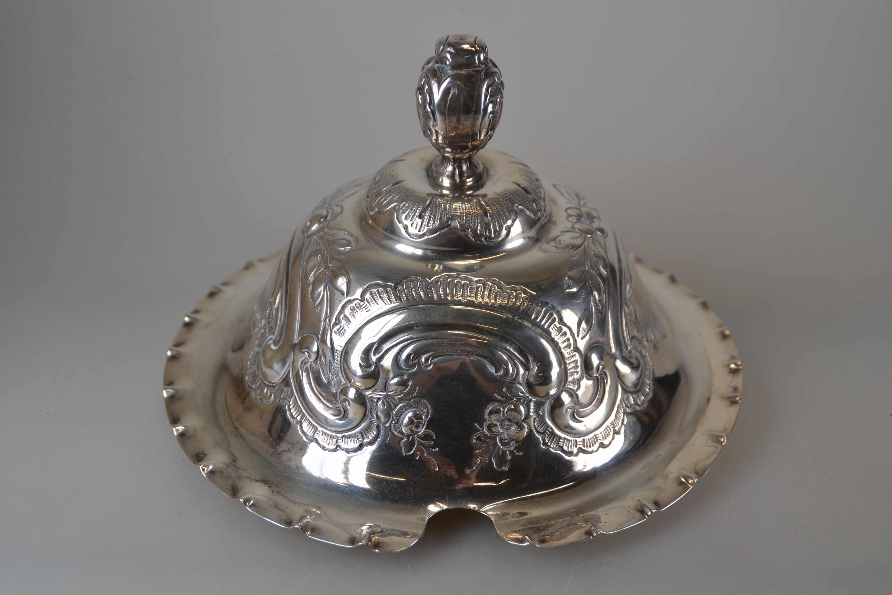 Detail e: Große Bowle, Silber, Adolf Mayer Senior, Frankfurt/Main, 20er Jahre, Barockstil, mit Blumendekor und Wirtshausszenen, ca. 2385 g, innen vergoldet, ...