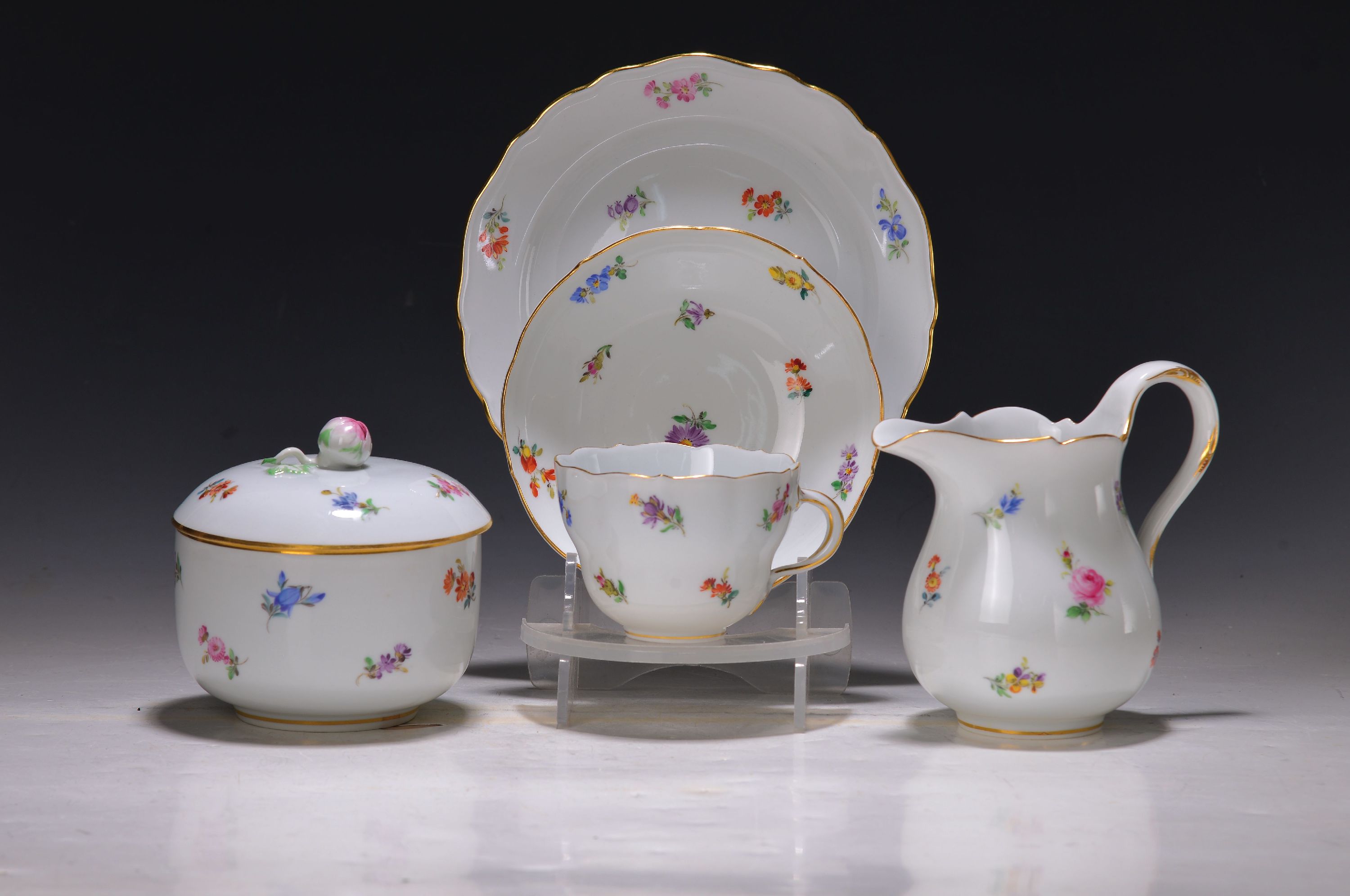 Detail b: Kaffeeservice, Meissen, 20. Jh., Porzellan, gestreute Blümchen, Neuer Ausschnitt, 9 Personen, Kaffeekanne, Zuckerdose, Sahnegießer, 9 ...