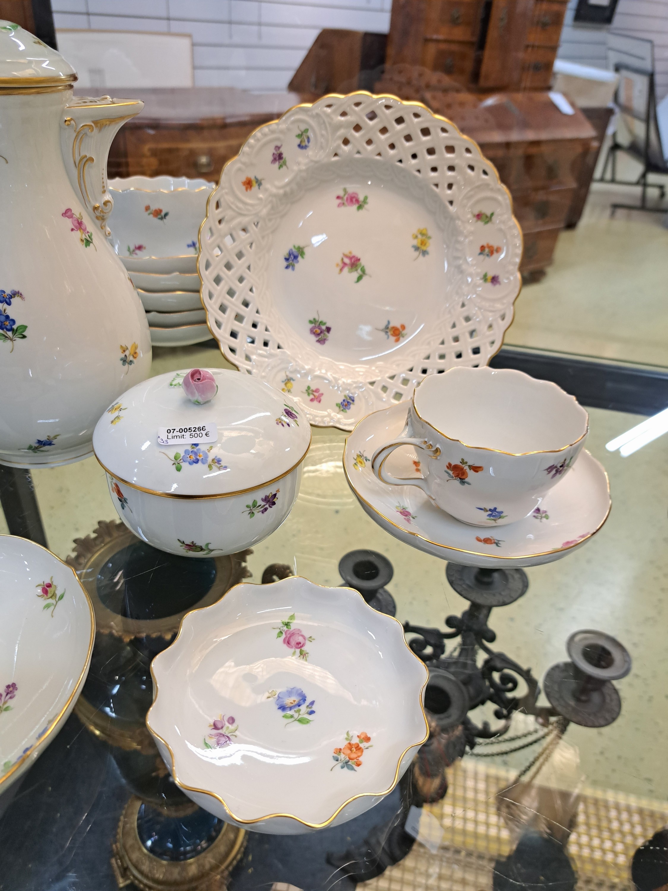Detail c: Kaffeeservice, Meissen, 20. Jh., Porzellan, gestreute Blümchen, Neuer Ausschnitt, 9 Personen, Kaffeekanne, Zuckerdose, Sahnegießer, 9 ...