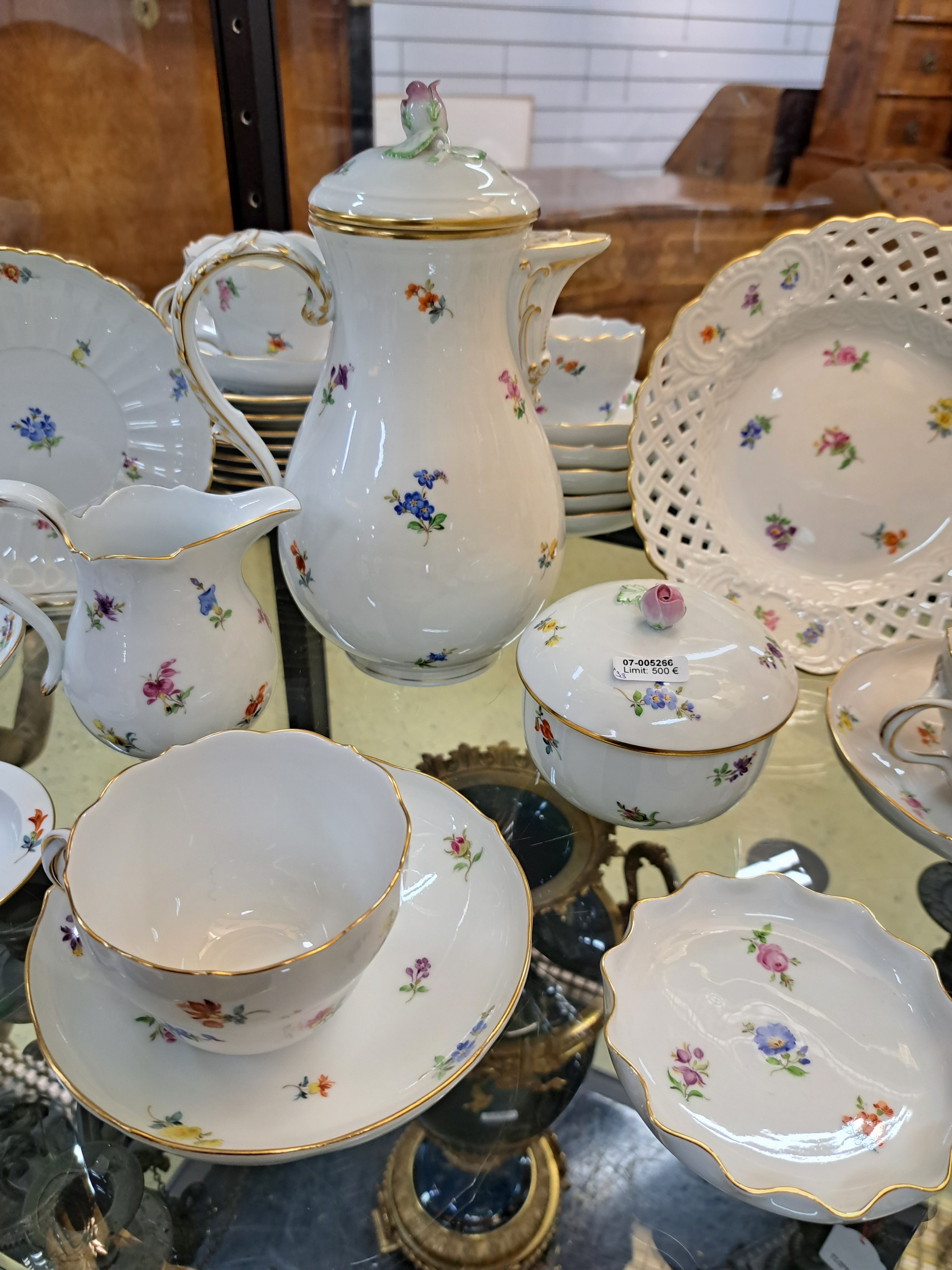 Detail d: Kaffeeservice, Meissen, 20. Jh., Porzellan, gestreute Blümchen, Neuer Ausschnitt, 9 Personen, Kaffeekanne, Zuckerdose, Sahnegießer, 9 ...