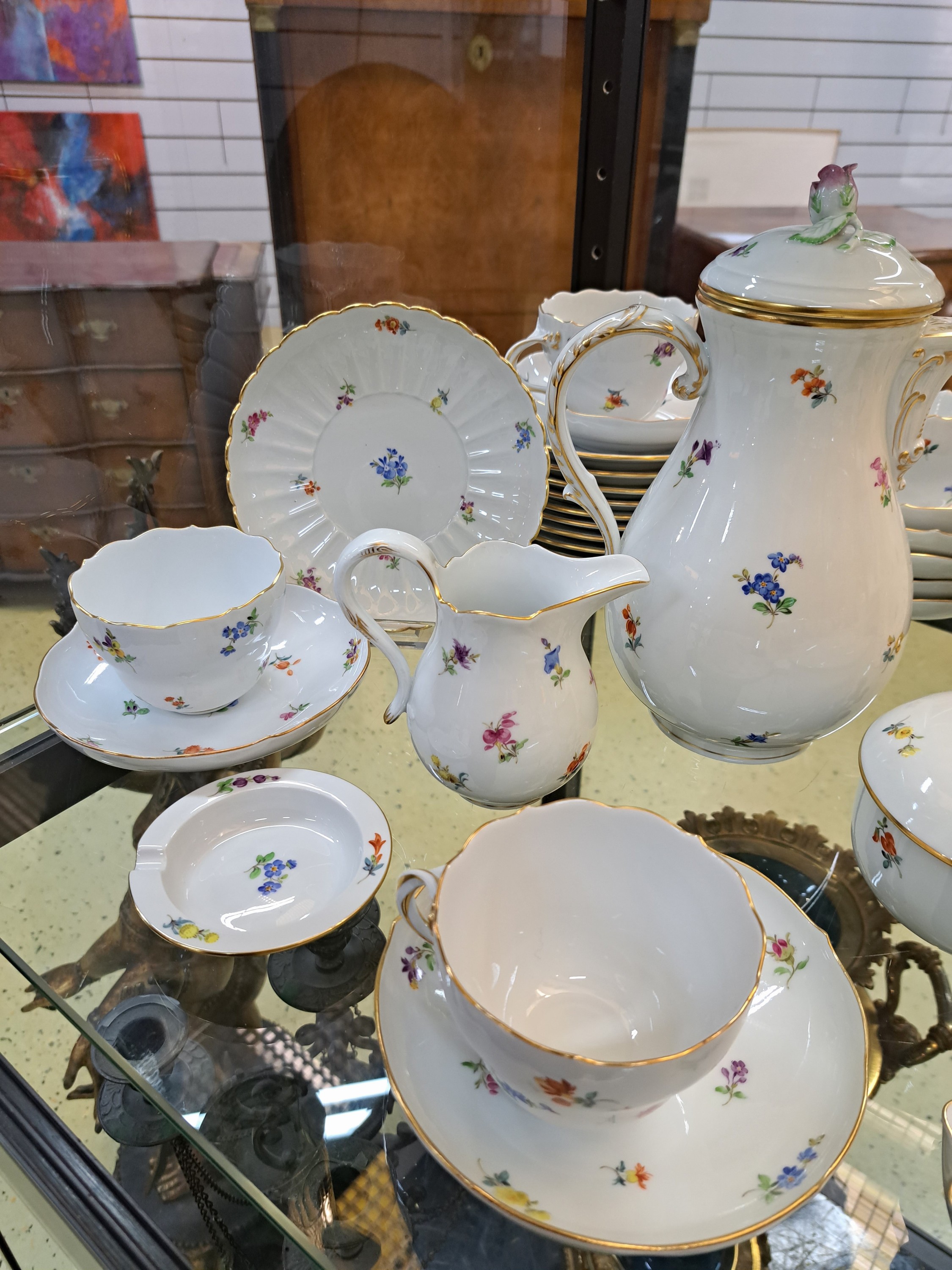 Detail e: Kaffeeservice, Meissen, 20. Jh., Porzellan, gestreute Blümchen, Neuer Ausschnitt, 9 Personen, Kaffeekanne, Zuckerdose, Sahnegießer, 9 ...