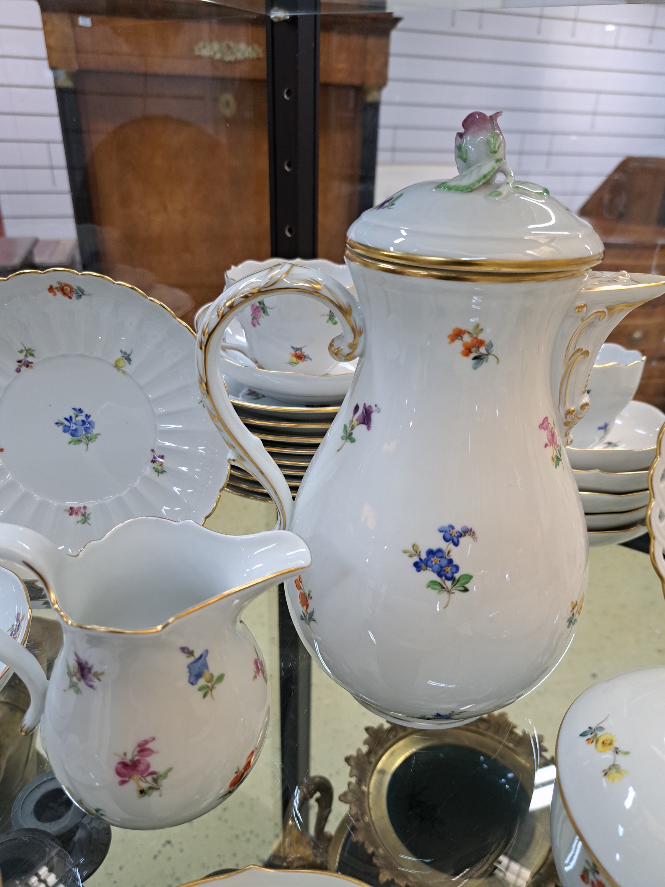Detail f: Kaffeeservice, Meissen, 20. Jh., Porzellan, gestreute Blümchen, Neuer Ausschnitt, 9 Personen, Kaffeekanne, Zuckerdose, Sahnegießer, 9 ...