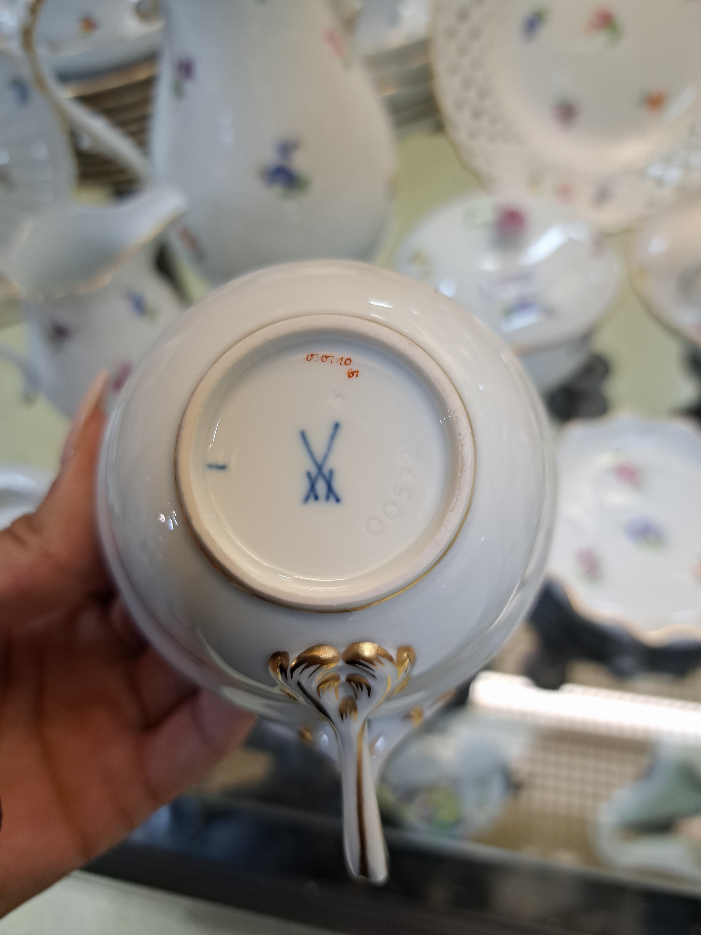 Detail g: Kaffeeservice, Meissen, 20. Jh., Porzellan, gestreute Blümchen, Neuer Ausschnitt, 9 Personen, Kaffeekanne, Zuckerdose, Sahnegießer, 9 ...