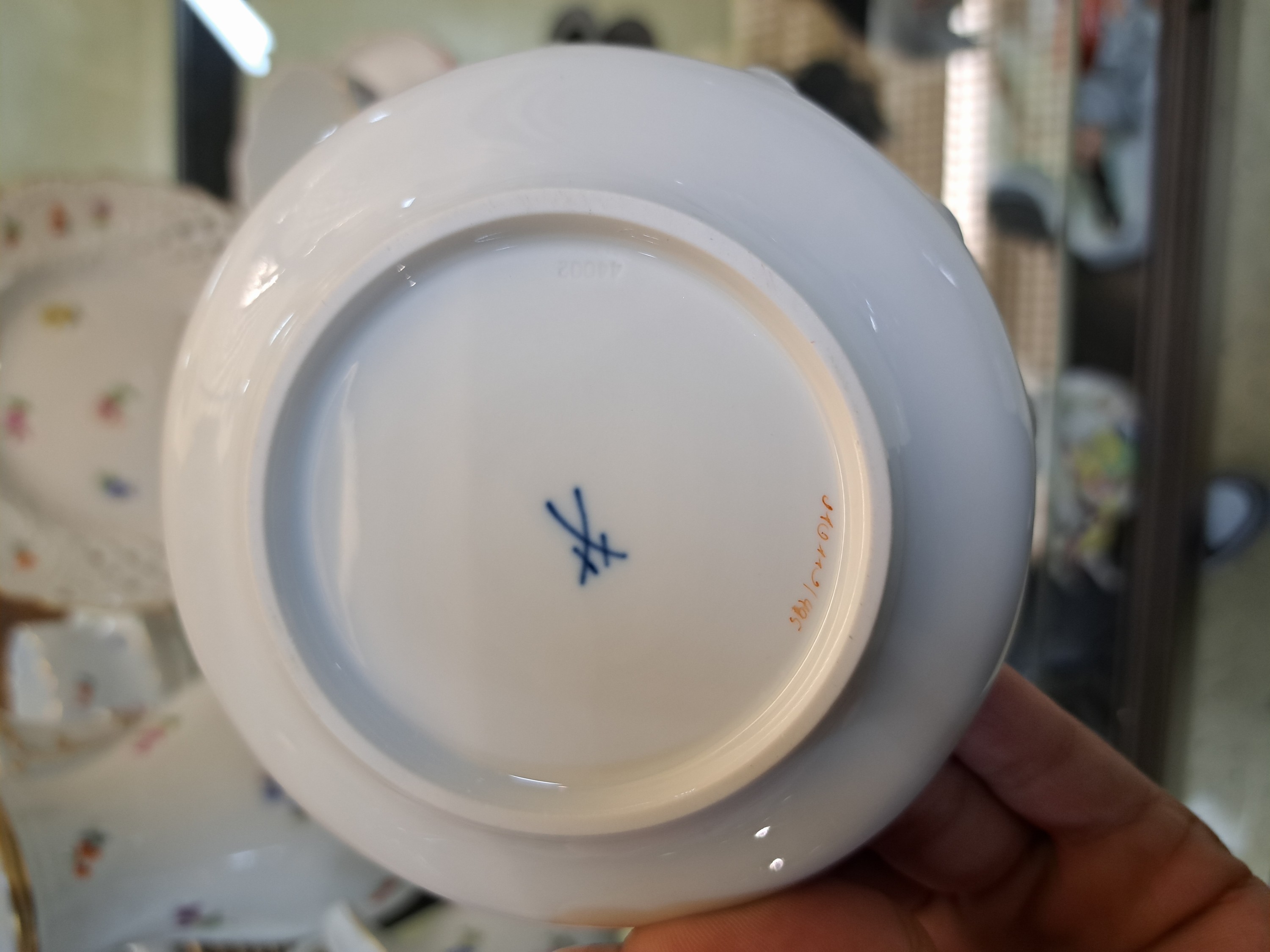 Detail h: Kaffeeservice, Meissen, 20. Jh., Porzellan, gestreute Blümchen, Neuer Ausschnitt, 9 Personen, Kaffeekanne, Zuckerdose, Sahnegießer, 9 ...