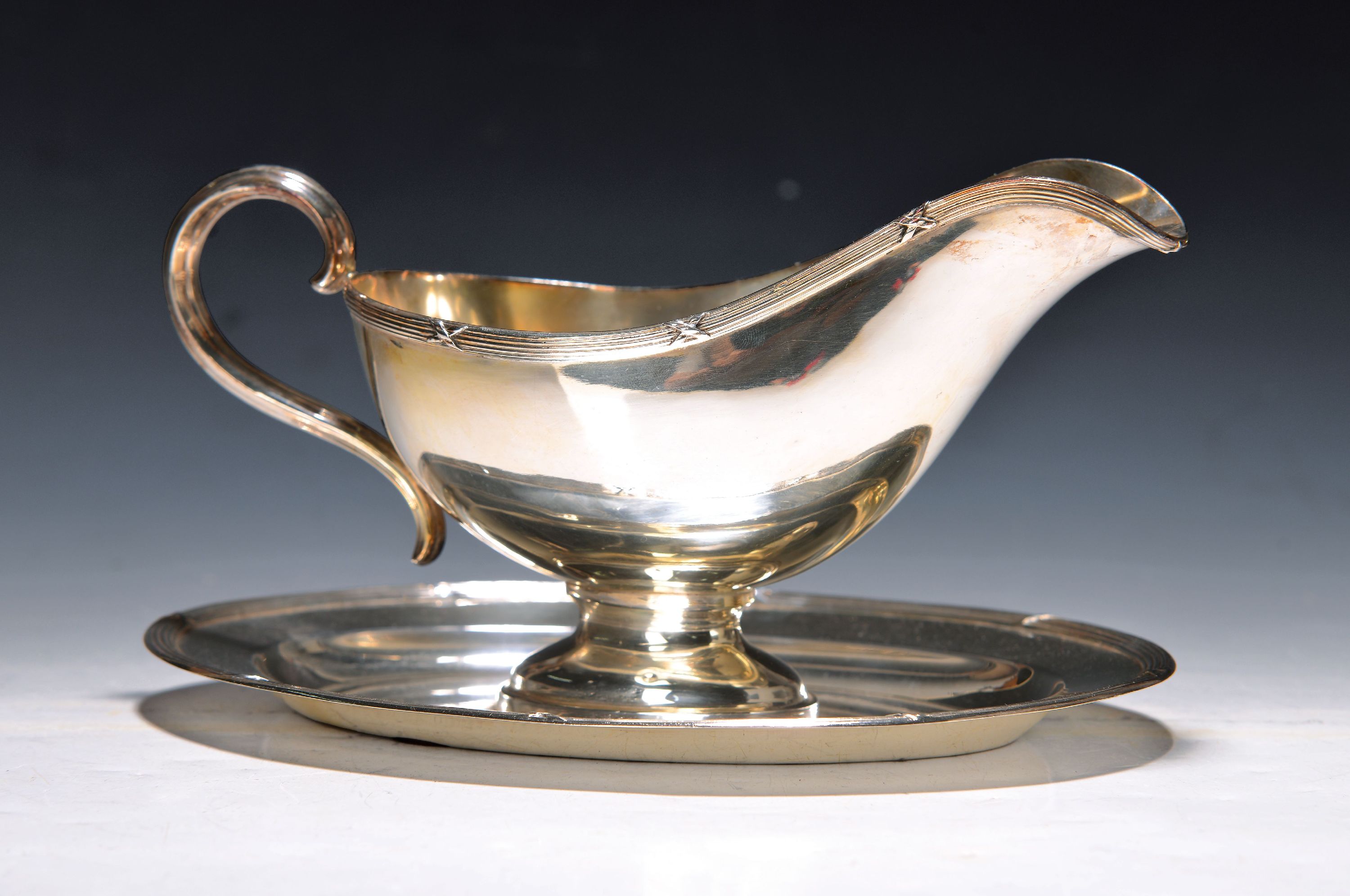 Sauciere, deutsch, um 1900, 800er Silber, ca. 446 g, kannelierter Rand mit Kreuzbanddekor, 12 x 23 x 15.5cm
