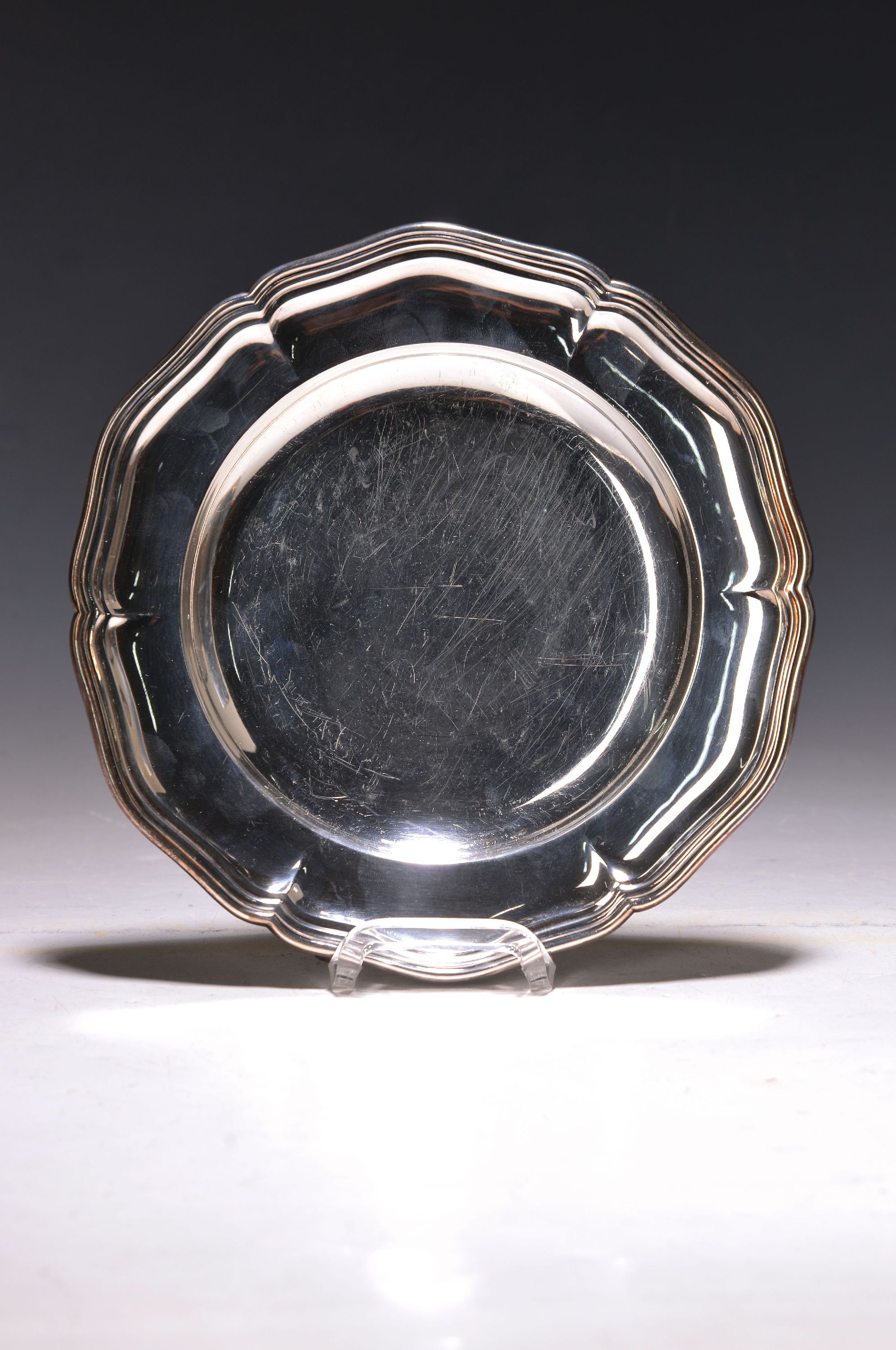 Teller, Gebrüder Deyle, Schwäbisch Gmünd, wohl 1930er Jahre, 830er Silber, sechspassige Form mit mehrfach profiliertem Rand, D. 21 cm, ca. 218 g
