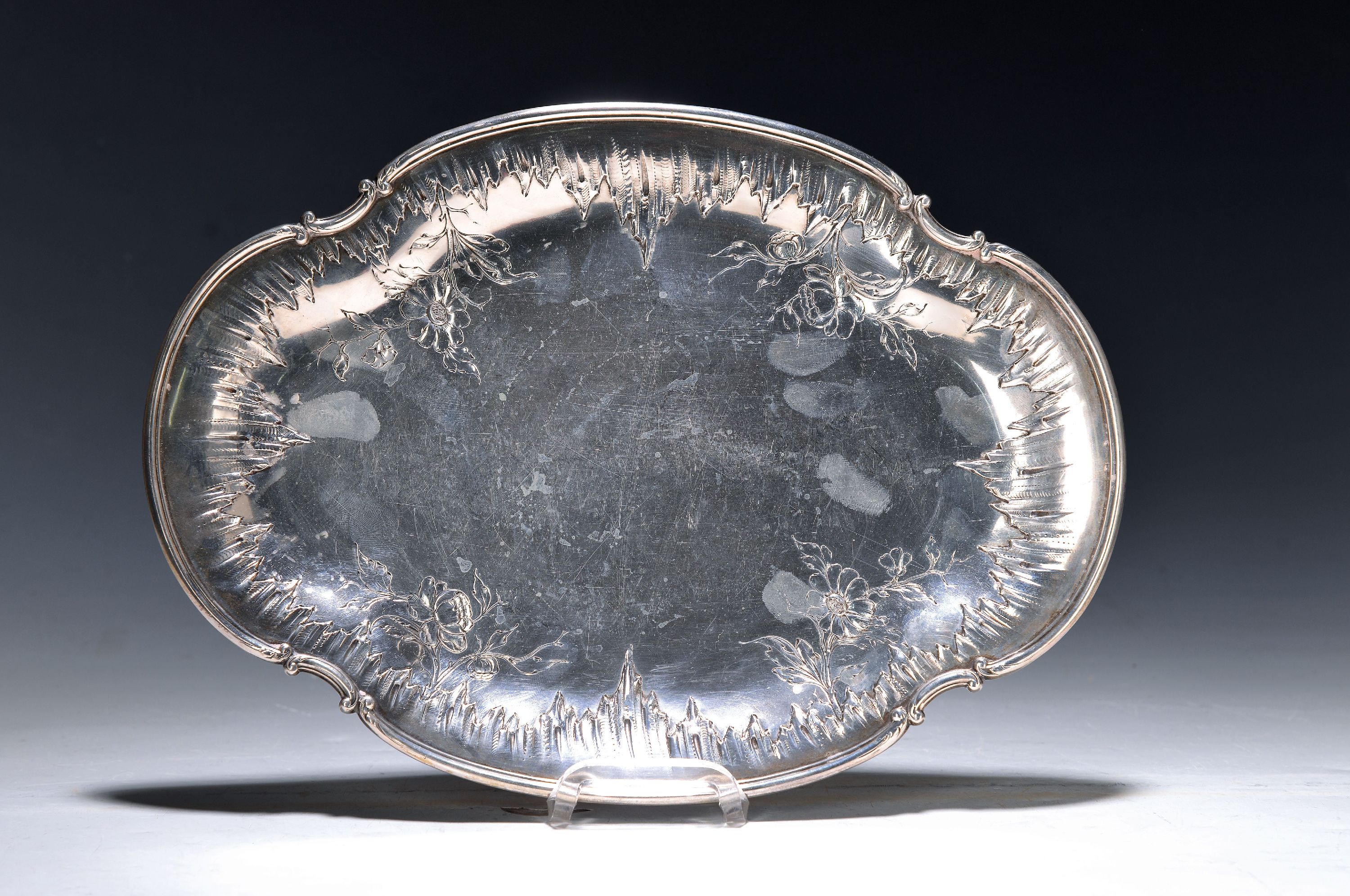 Ovales Tablett, deutsch, 800 Silber, dekorativ mit Blumen graviert, ca. 31x22cm, 445g.
