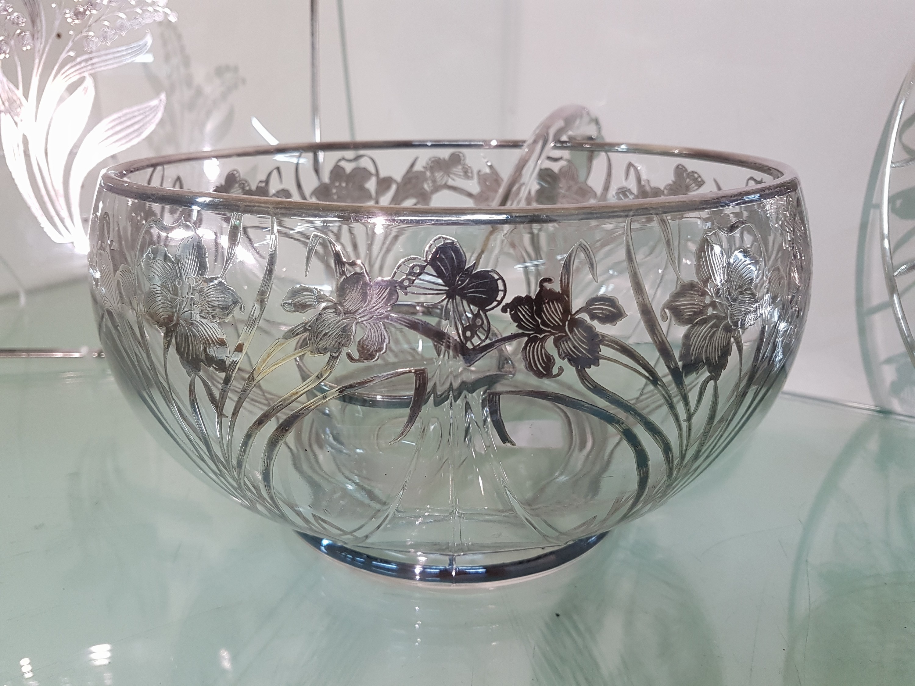 Detail a: Bowle/Schale mit Presentoir, Silver-Overlay, wohl um 1900/10, farbloses Glas, mit silbernen floralem Dekor, dazu Glaskelle, ca. 15 cm, Gefäß B. 26 ...