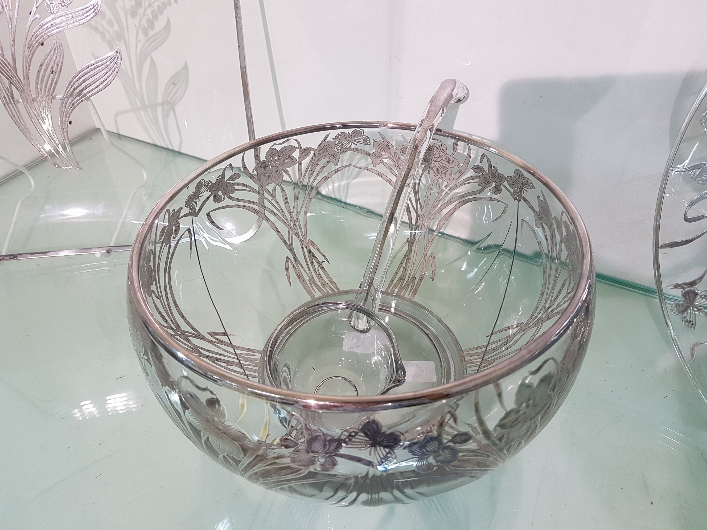 Detail b: Bowle/Schale mit Presentoir, Silver-Overlay, wohl um 1900/10, farbloses Glas, mit silbernen floralem Dekor, dazu Glaskelle, ca. 15 cm, Gefäß B. 26 ...
