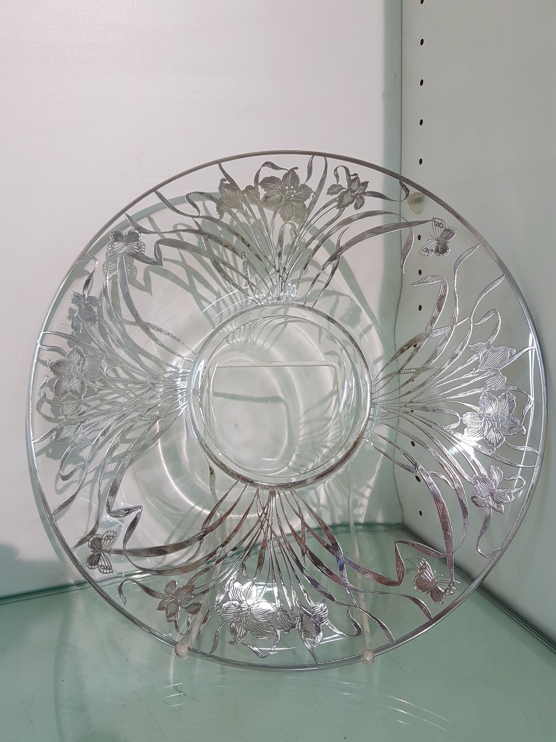 Detail c: Bowle/Schale mit Presentoir, Silver-Overlay, wohl um 1900/10, farbloses Glas, mit silbernen floralem Dekor, dazu Glaskelle, ca. 15 cm, Gefäß B. 26 ...