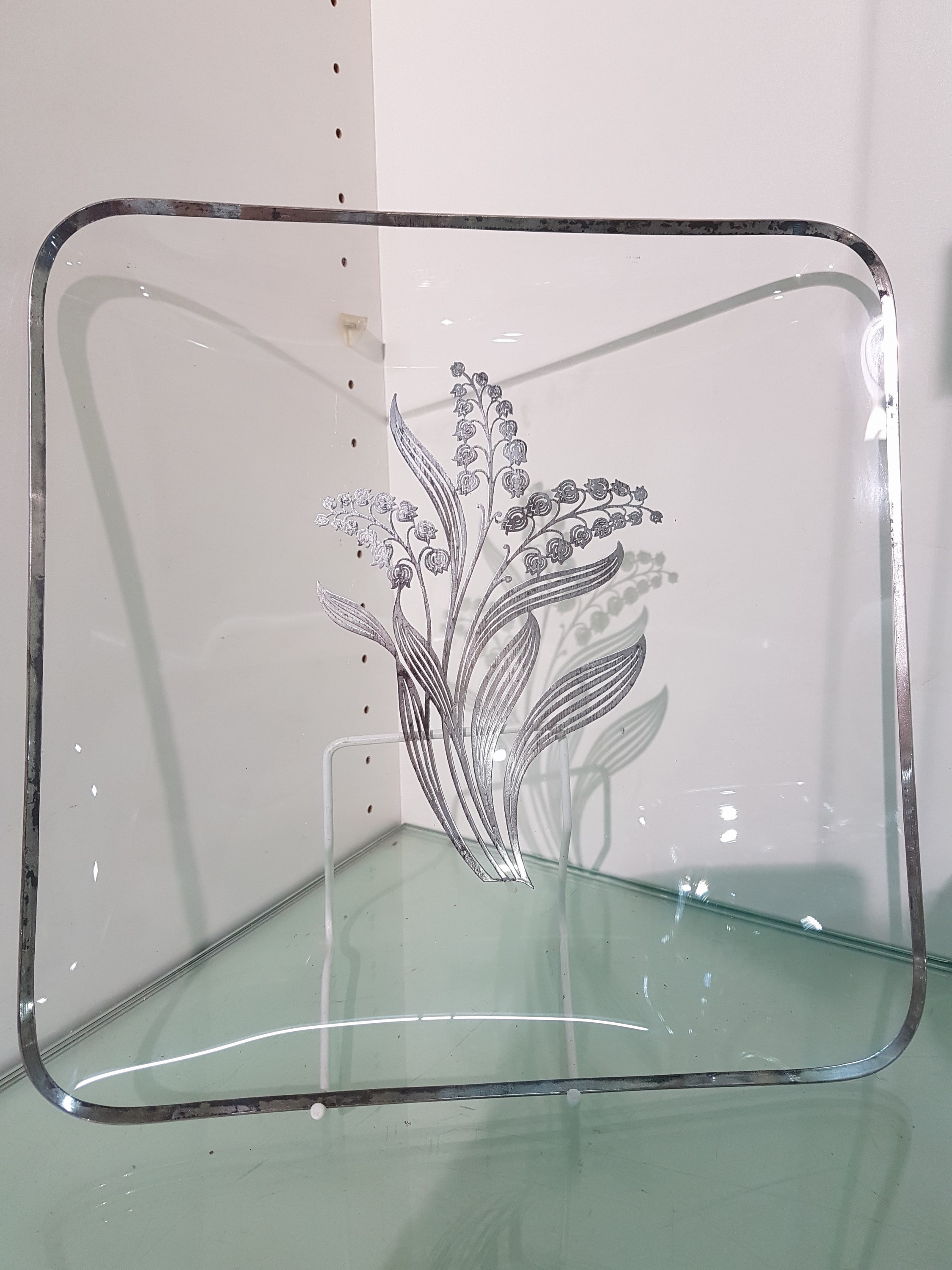 Detail d: Bowle/Schale mit Presentoir, Silver-Overlay, wohl um 1900/10, farbloses Glas, mit silbernen floralem Dekor, dazu Glaskelle, ca. 15 cm, Gefäß B. 26 ...