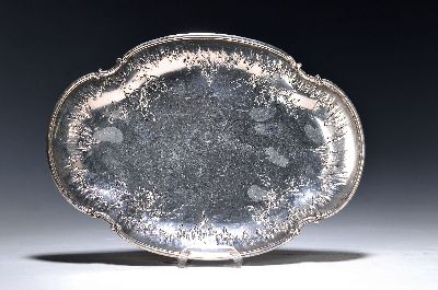 Image Ovales Tablett, deutsch, 800 Silber, dekorativ mit Blumen graviert, ca. 31x22cm, 445g.