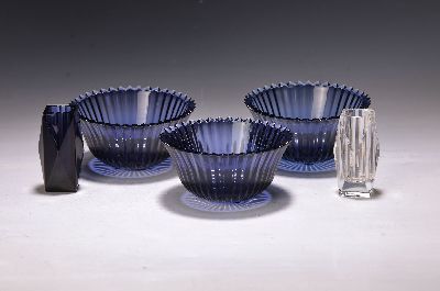 Image Drei Schalen und zwei Väschen, Baccarat, Frankreich, 20. Jh., drei Schälchen ...