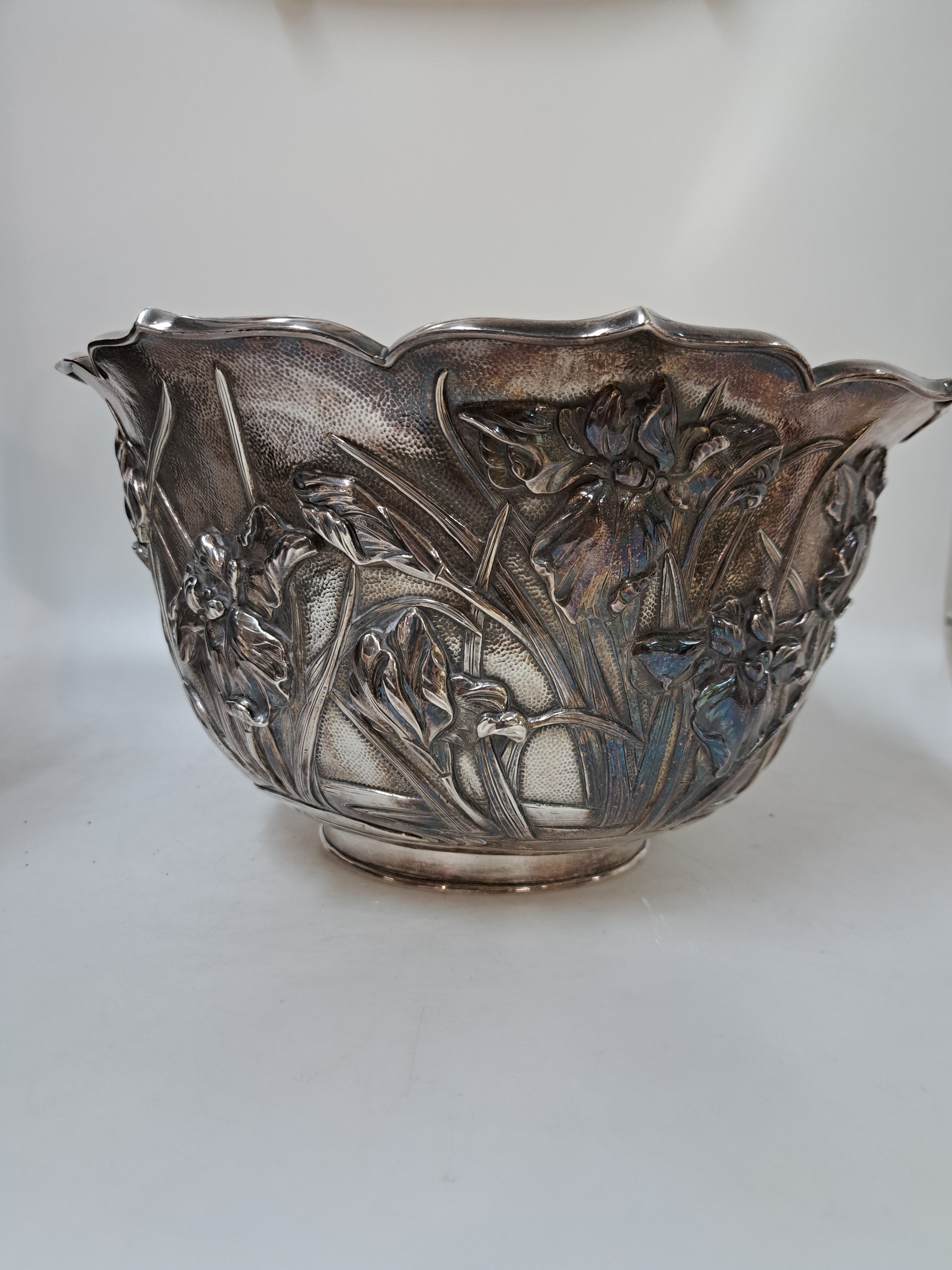 Detail a: Bowle/Blumentopf, China, 20. Jh., Silber, doppelte Wandung, mit umlaufendem, reliefiertem Liliendekor, Rand achtfach geschwungen ausgezogen, am Boden ...