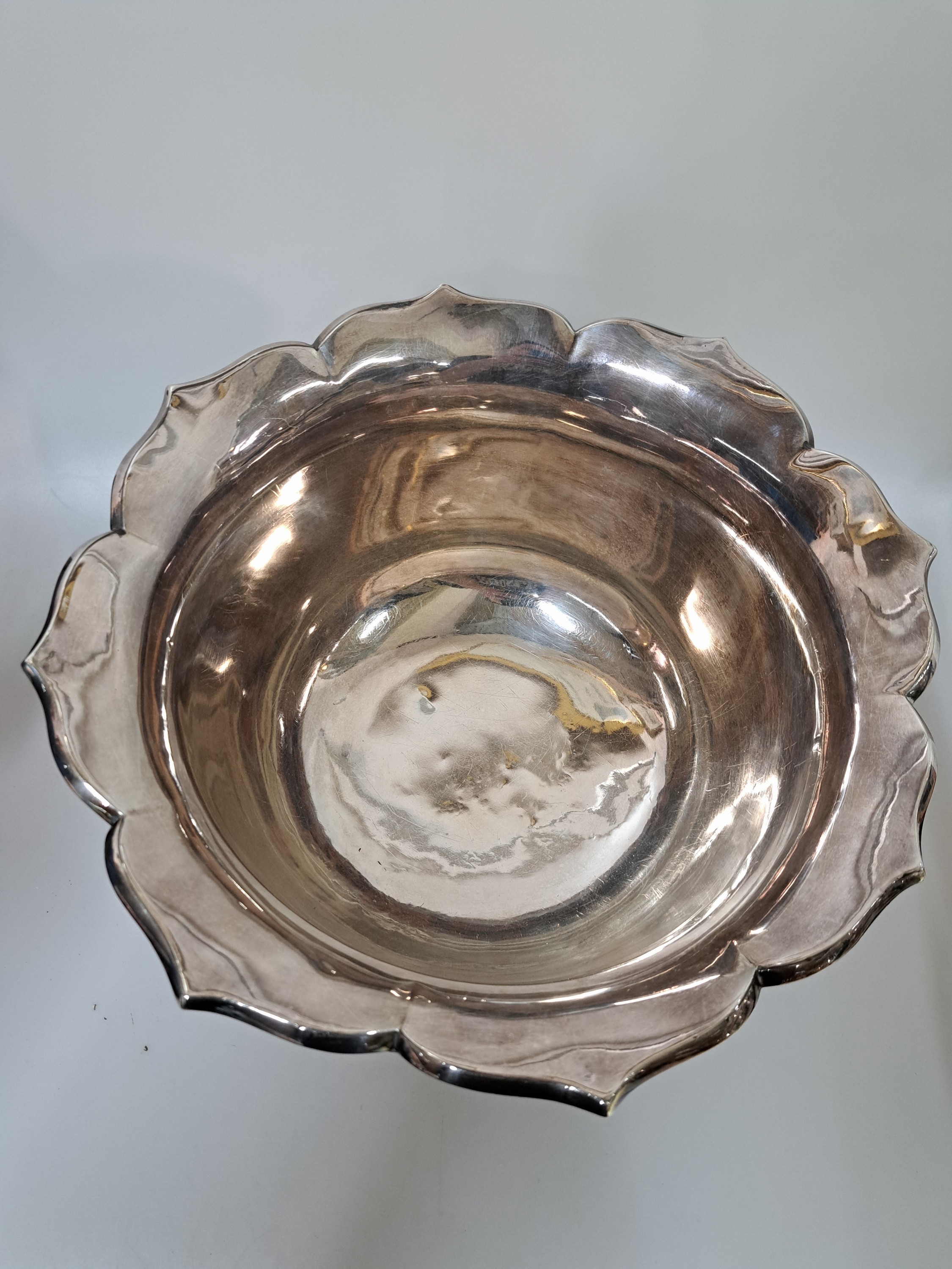 Detail c: Bowle/Blumentopf, China, 20. Jh., Silber, doppelte Wandung, mit umlaufendem, reliefiertem Liliendekor, Rand achtfach geschwungen ausgezogen, am Boden ...