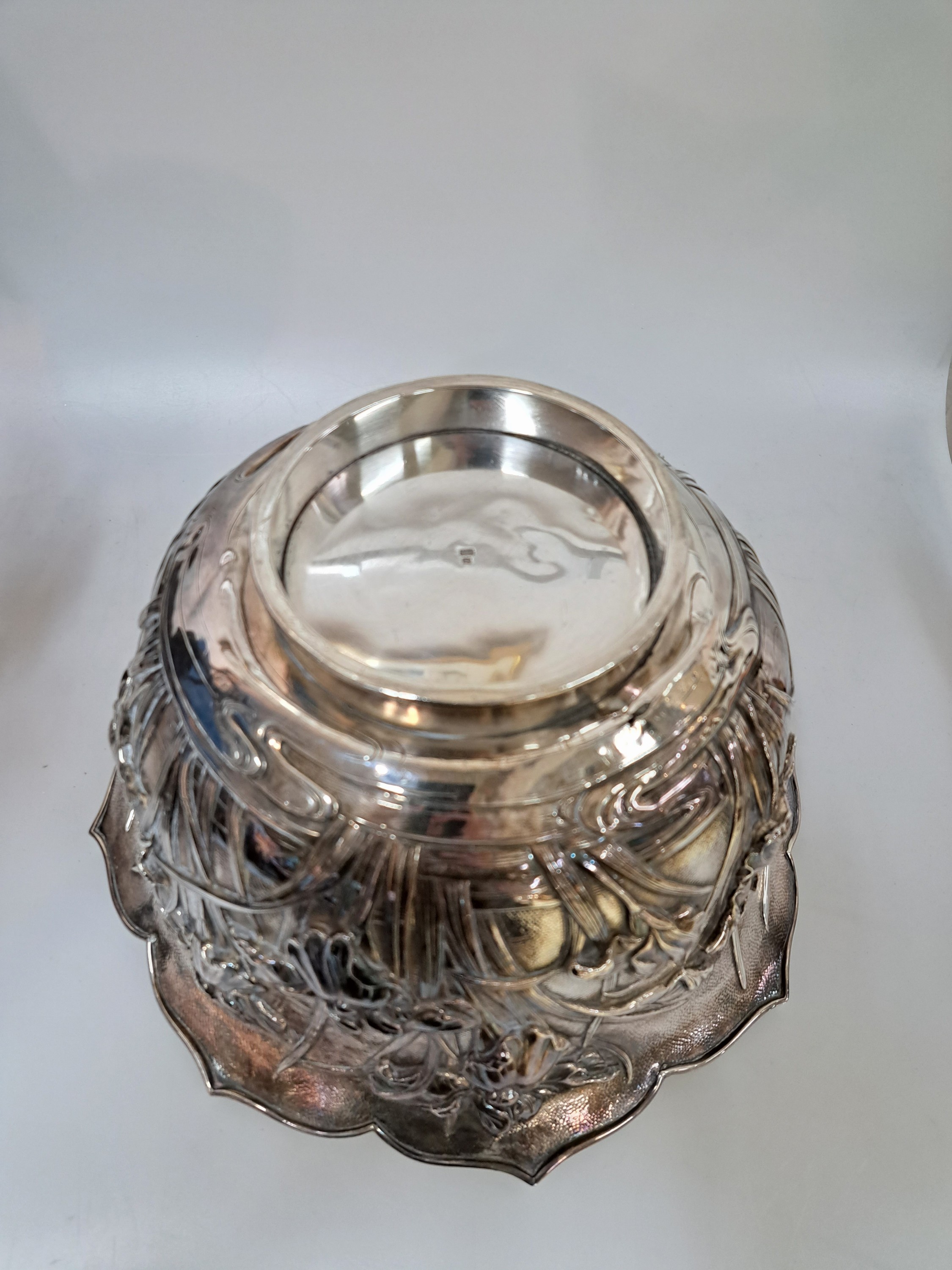 Detail e: Bowle/Blumentopf, China, 20. Jh., Silber, doppelte Wandung, mit umlaufendem, reliefiertem Liliendekor, Rand achtfach geschwungen ausgezogen, am Boden ...