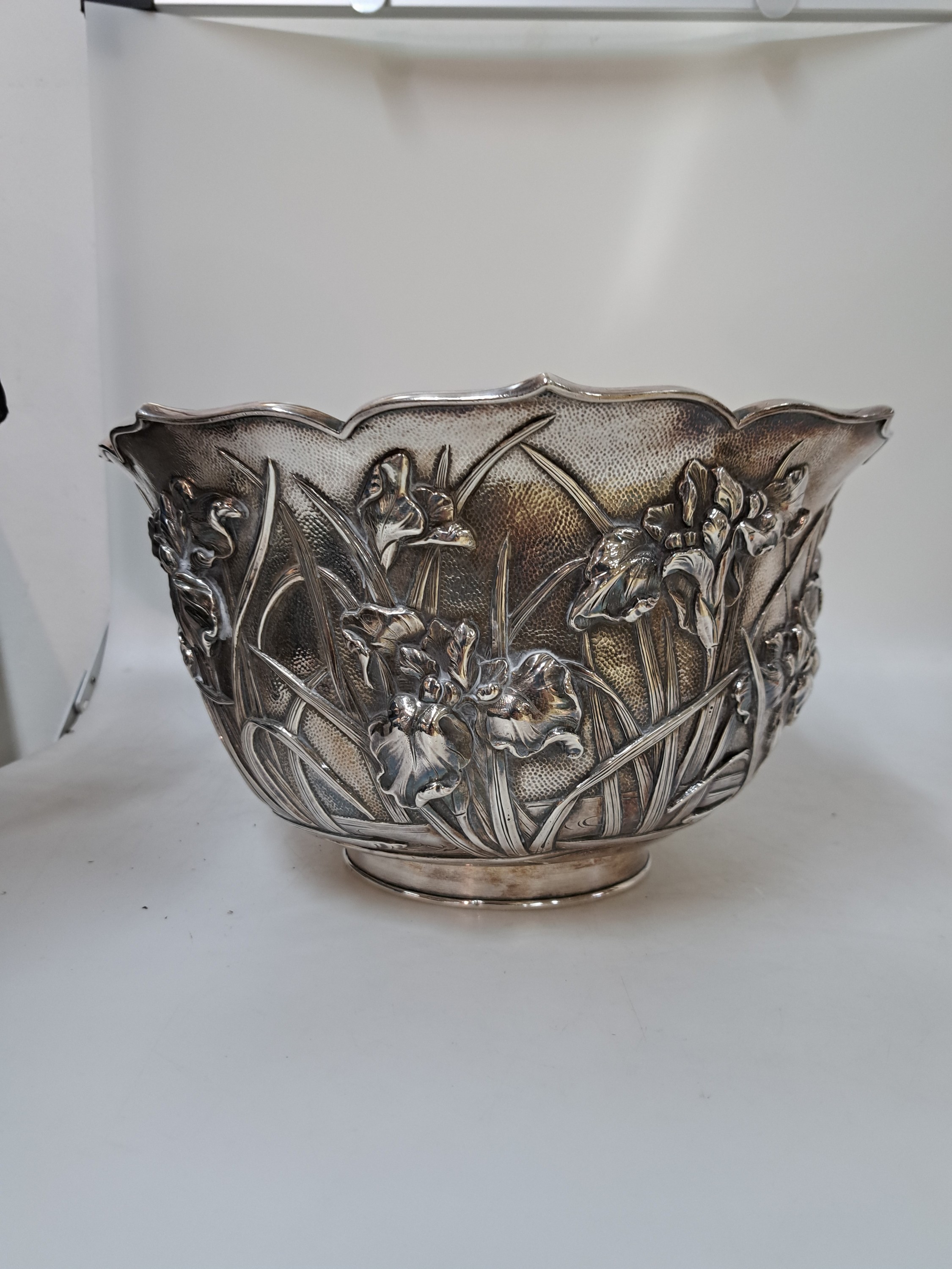 Detail f: Bowle/Blumentopf, China, 20. Jh., Silber, doppelte Wandung, mit umlaufendem, reliefiertem Liliendekor, Rand achtfach geschwungen ausgezogen, am Boden ...