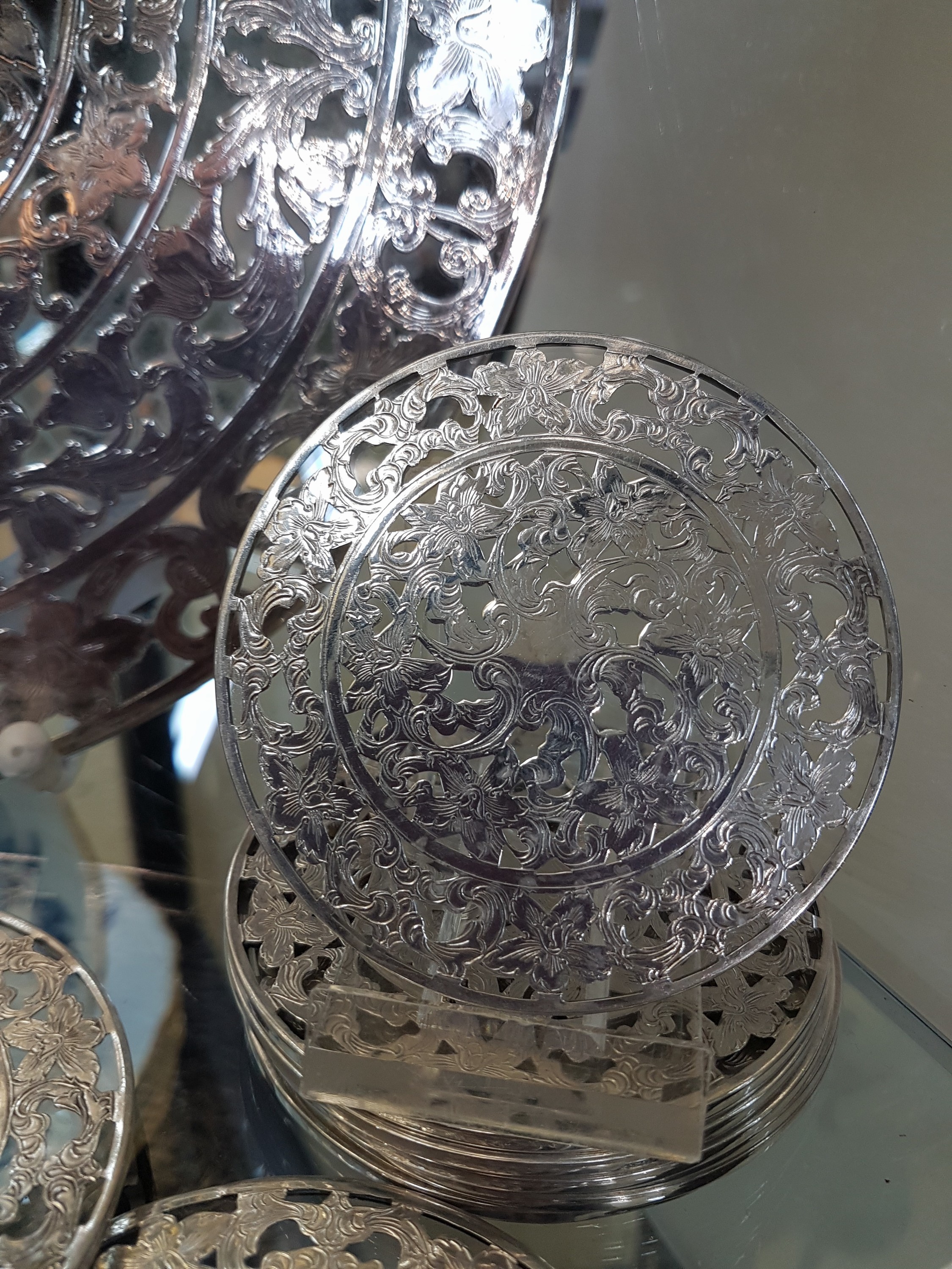 Detail b: Zwei runde Platten und 10 Untersetzer für Gläser, Silveroverlay, Anfang 20. Jh., farbloses Glas, mit floralen Dekoren, Platte gr. D. 25cm, Platte ...
