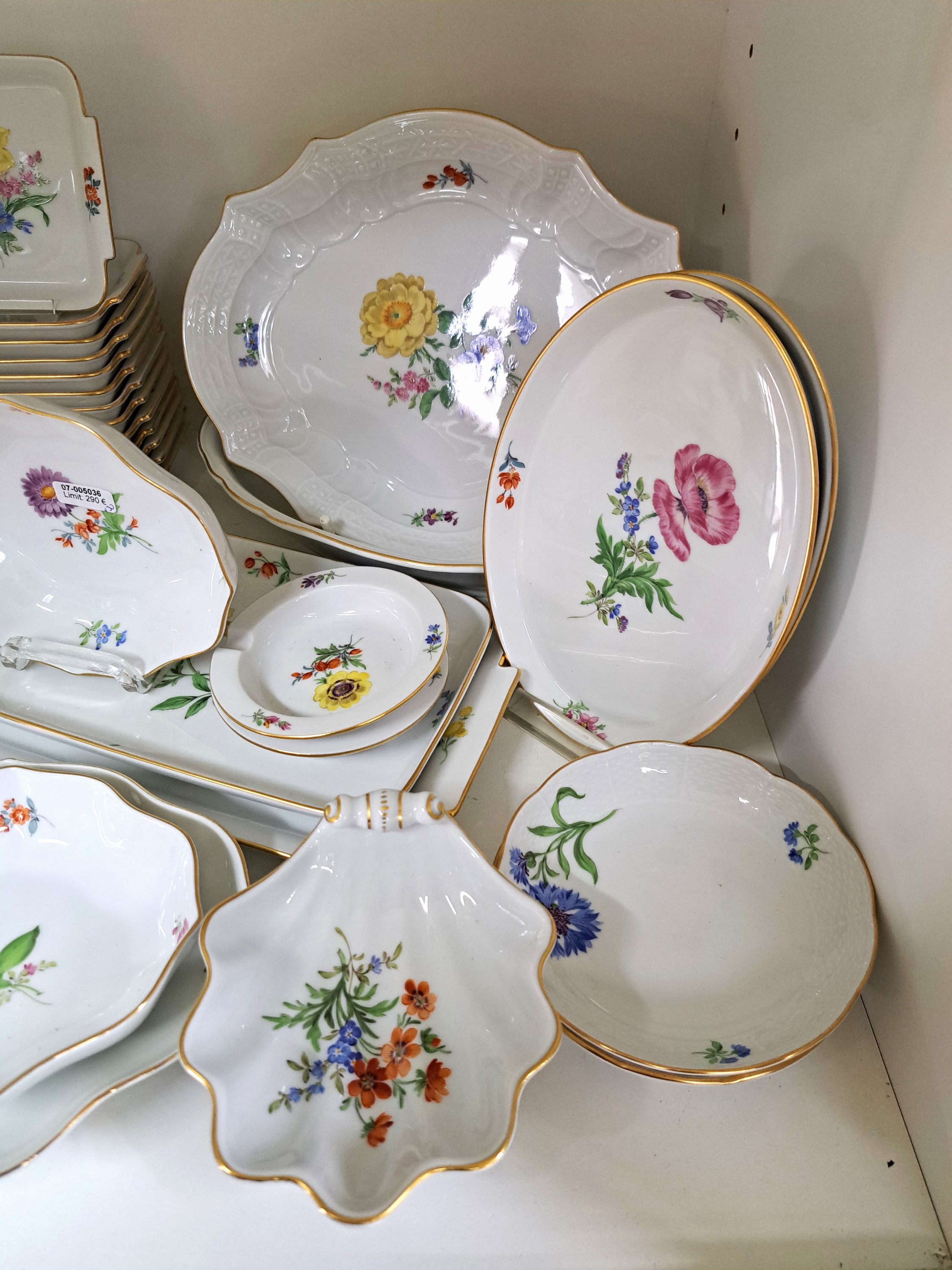 Detail a: 29 Platten und Schalen, Meissen, 20. Jh., Porzellan, alle mit Blumenmalerei, u.a. 12 rechteckige Schälchen, Kuchenplatte L. 29 cm, rechteckige ...