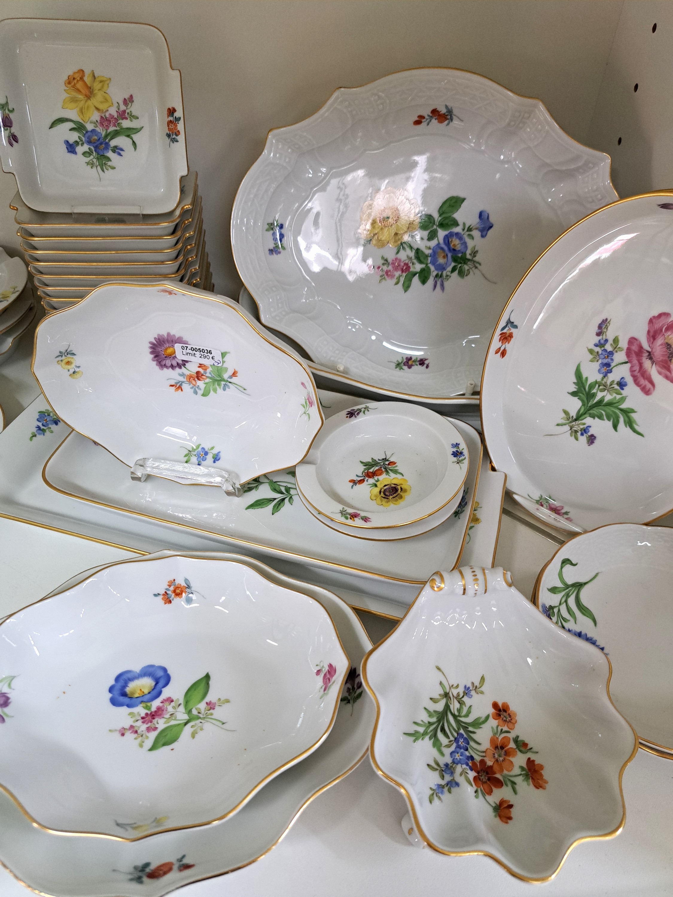 Detail b: 29 Platten und Schalen, Meissen, 20. Jh., Porzellan, alle mit Blumenmalerei, u.a. 12 rechteckige Schälchen, Kuchenplatte L. 29 cm, rechteckige ...