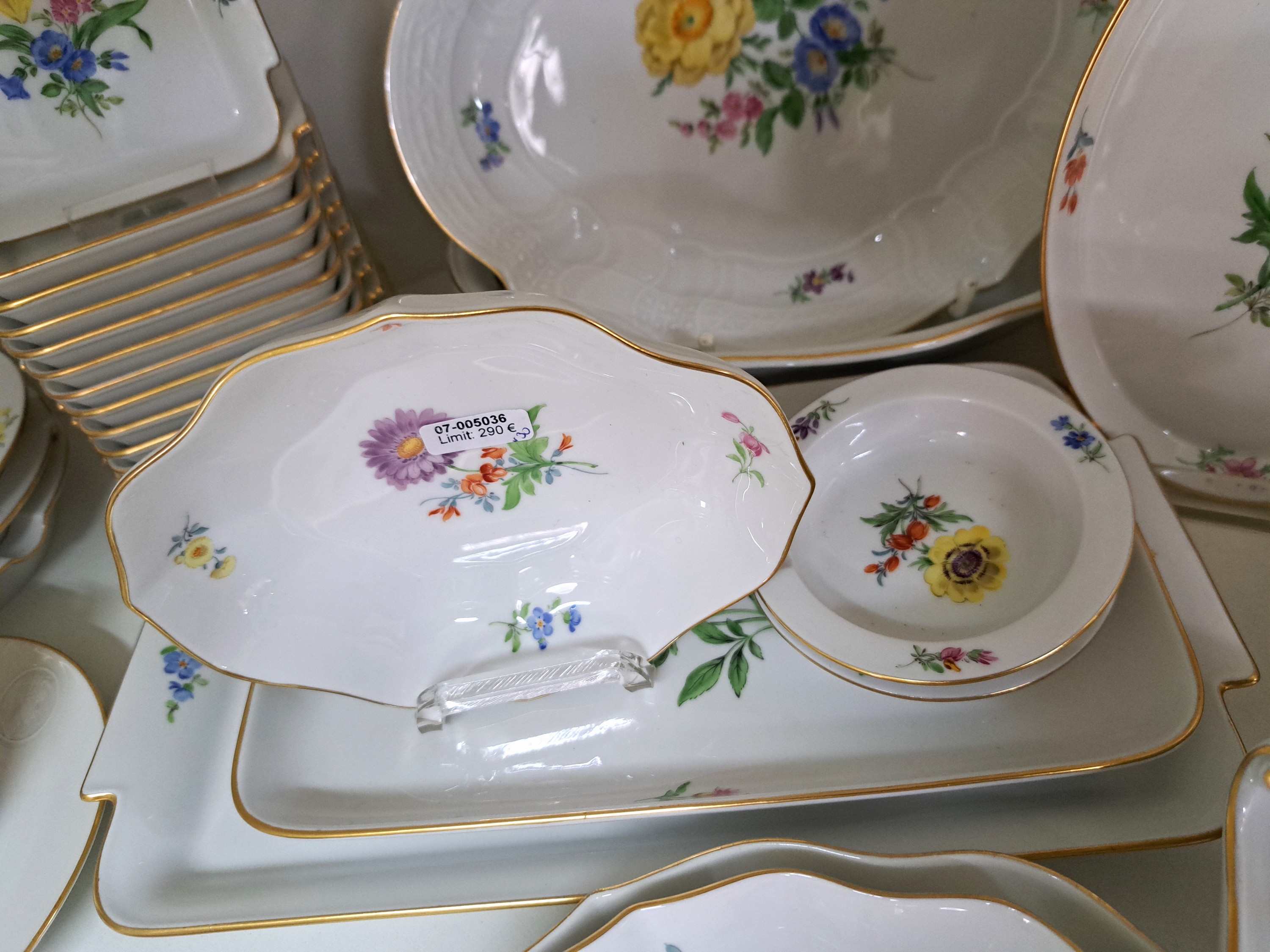 Detail d: 29 Platten und Schalen, Meissen, 20. Jh., Porzellan, alle mit Blumenmalerei, u.a. 12 rechteckige Schälchen, Kuchenplatte L. 29 cm, rechteckige ...